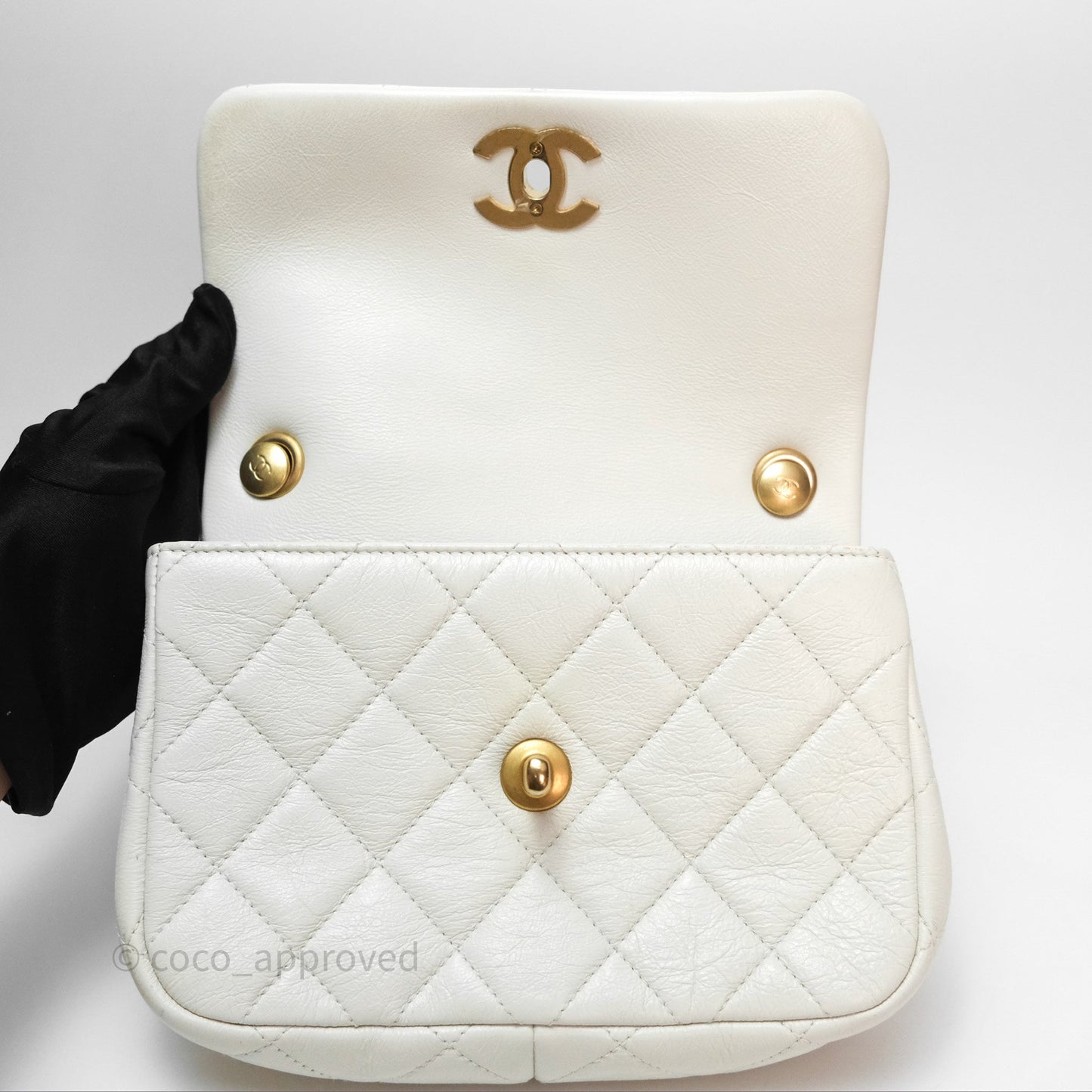Chanel Quilted Pearl Flap Bag White Shiny Crumpled Calfskin Aged Gold Hardware 22C