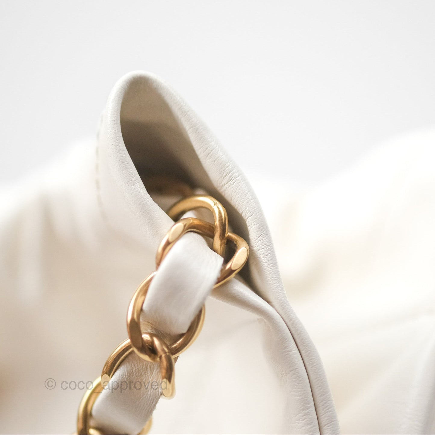 Chanel 22 Medium White Shiny Calfskin Aged Gold Hardware