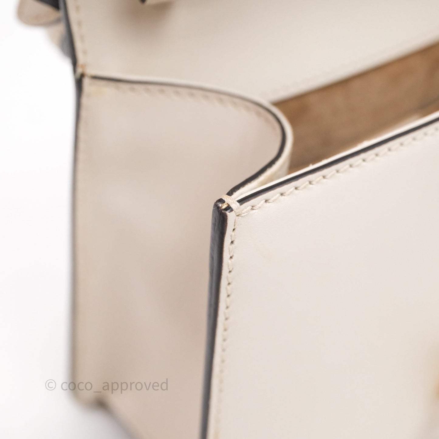 Gucci Mini Sylvie Top Handle White Calfskin Shoulder Bag⁣ ⁣⁣⁣⁣⁣⁣⁣⁣⁣⁣⁣⁣⁣⁣⁣⁣With Strap