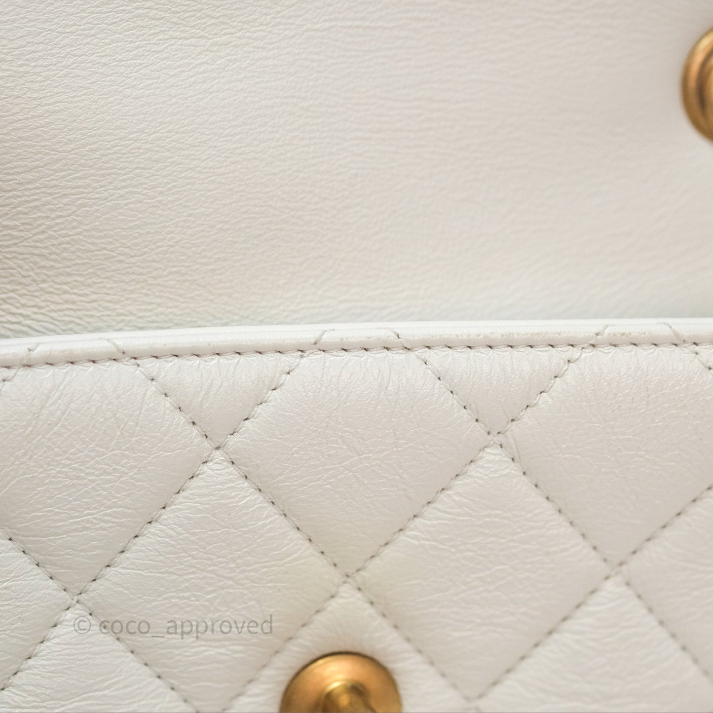 Chanel Quilted Pearl Flap Bag White Shiny Crumpled Calfskin Aged Gold Hardware 22C