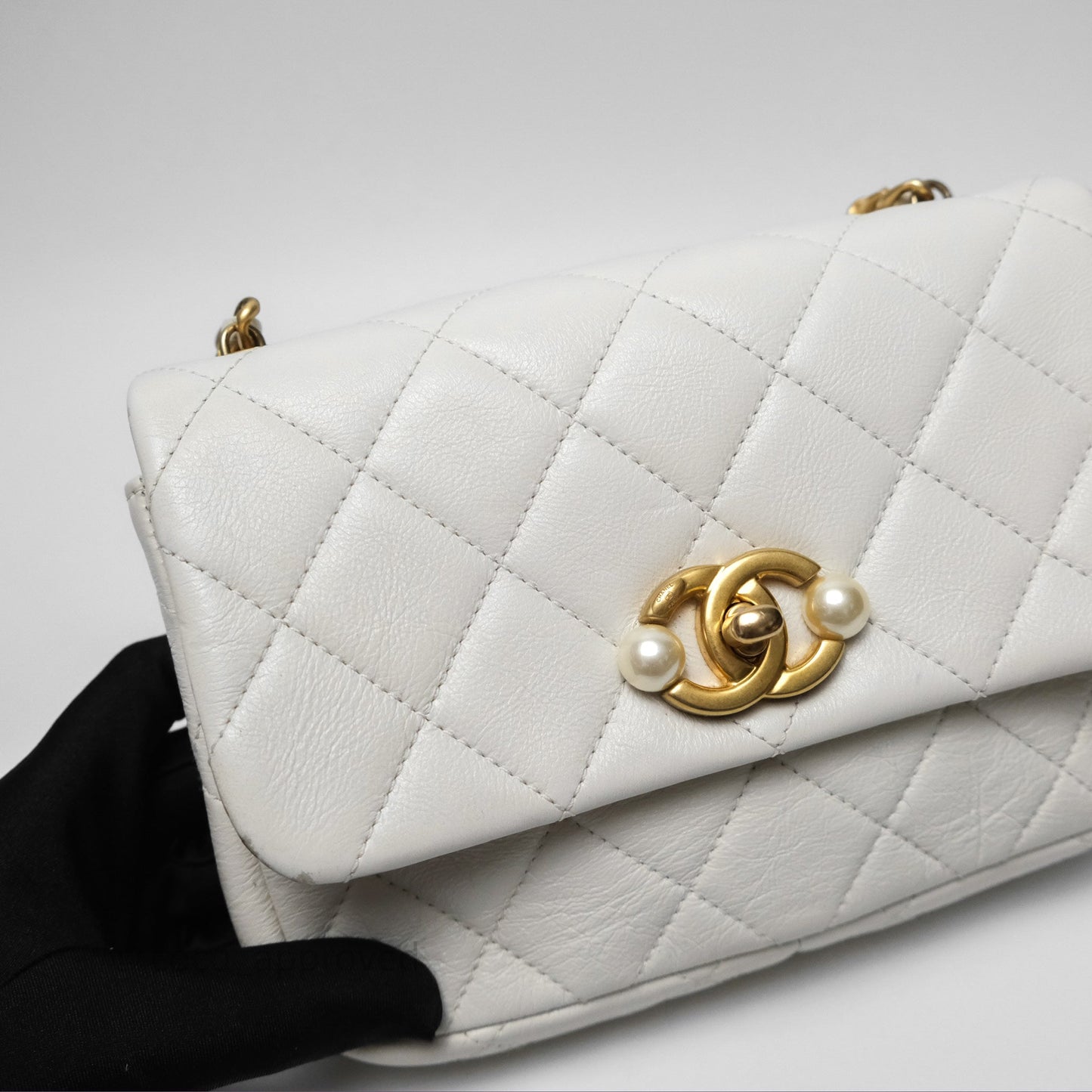 Chanel Quilted Pearl Flap Bag White Shiny Crumpled Calfskin Aged Gold Hardware 22C