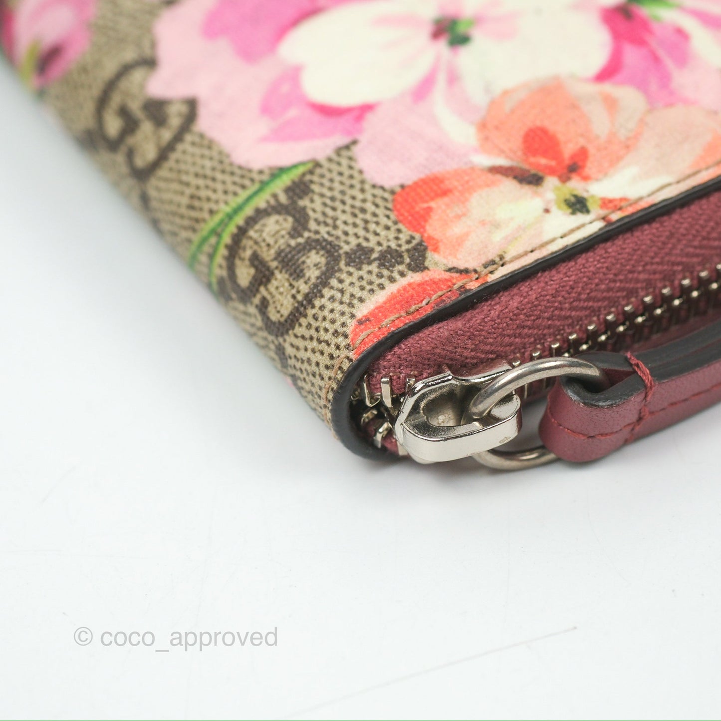 Gucci GG Supreme Blooms Zip Around Card Case Wallet
