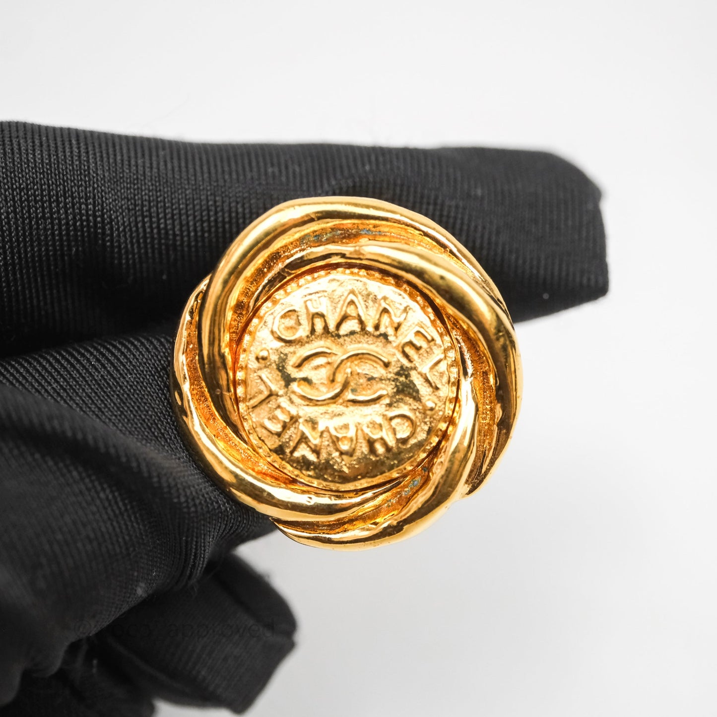 Chanel Vintage CC Round Ear Clip Gold Tone 93P
