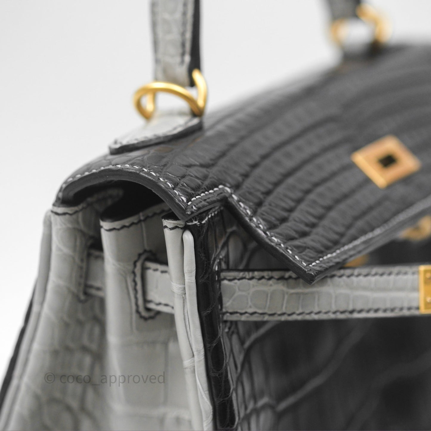 Hermès Retourne Kelly 25 Alligator Perso Noir 89 / Gris Mouette 4Z Brushed Gold Hardware