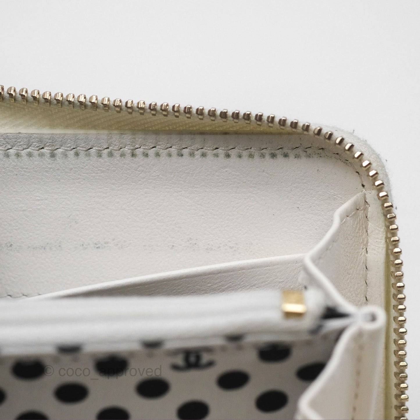 Chanel Pearl CC Zipped Coin Purse White Lambskin Gold Hardware