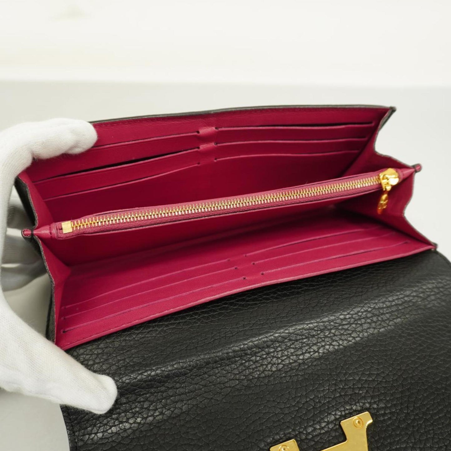 Louis Vuitton Portefeuille Capucines  Leather Wallet  ()