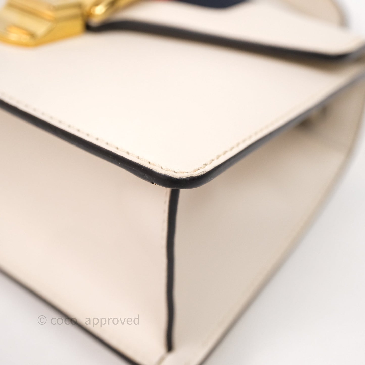 Gucci Mini Sylvie Top Handle White Calfskin Shoulder Bag⁣ ⁣⁣⁣⁣⁣⁣⁣⁣⁣⁣⁣⁣⁣⁣⁣⁣With Strap