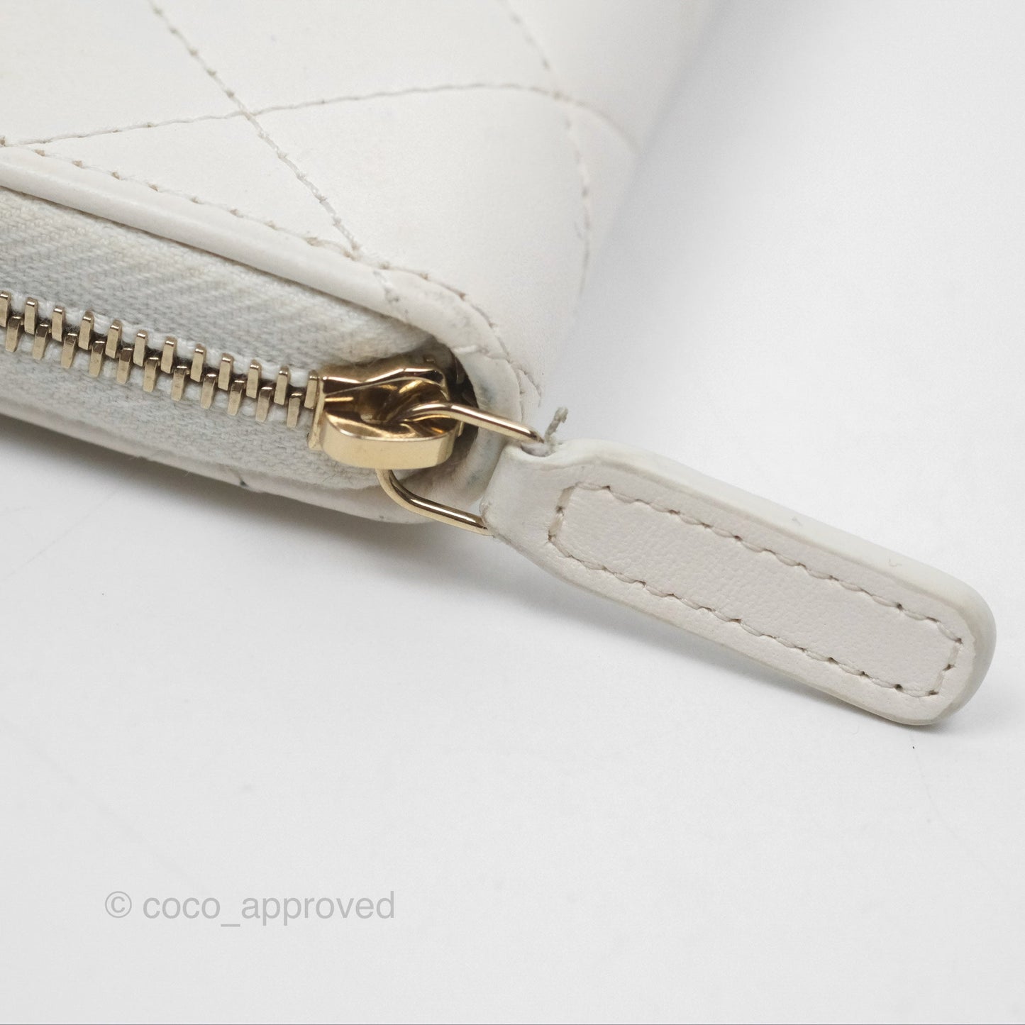 Chanel Pearl CC Zipped Coin Purse White Lambskin Gold Hardware