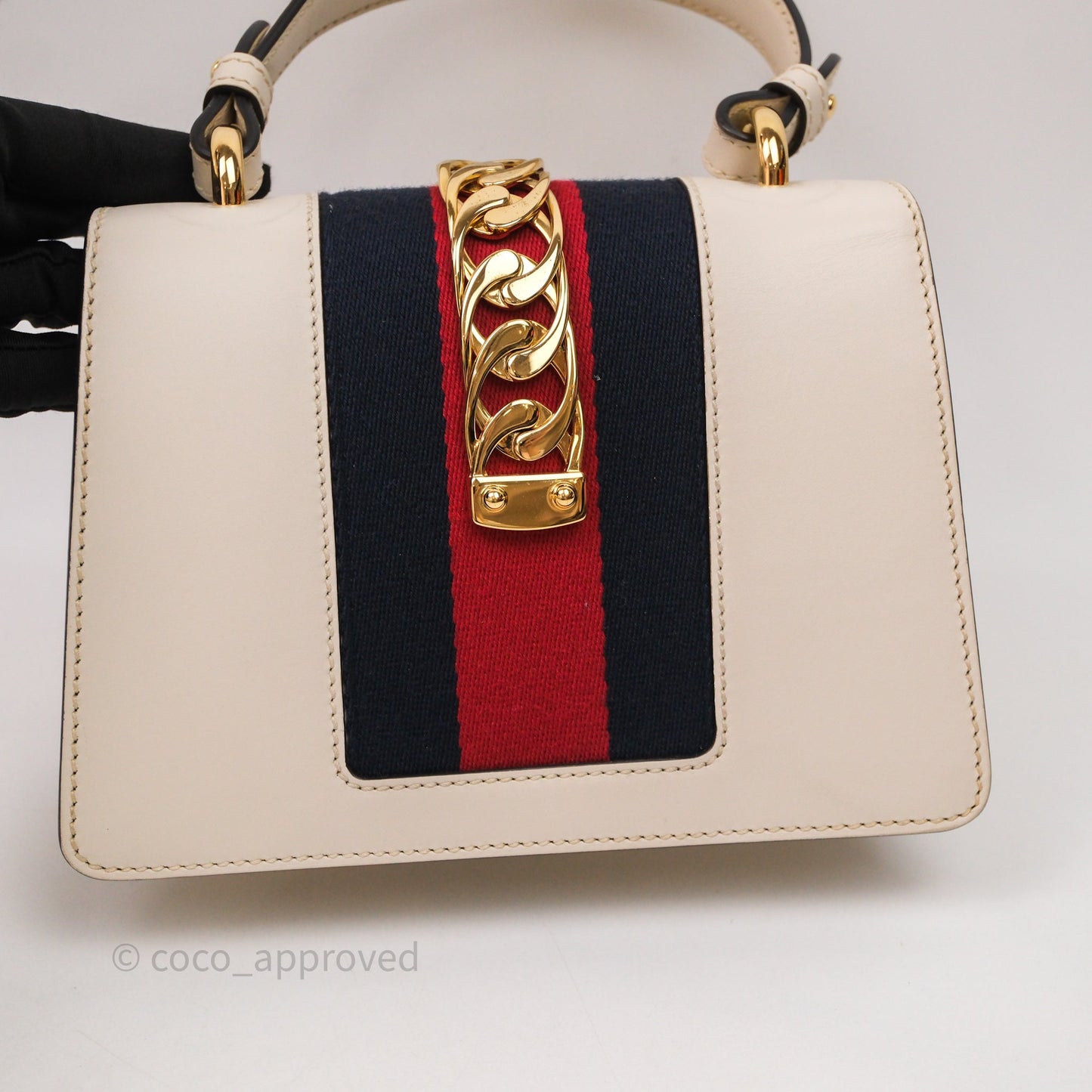 Gucci Mini Sylvie Top Handle White Calfskin Shoulder Bag⁣ ⁣⁣⁣⁣⁣⁣⁣⁣⁣⁣⁣⁣⁣⁣⁣⁣With Strap