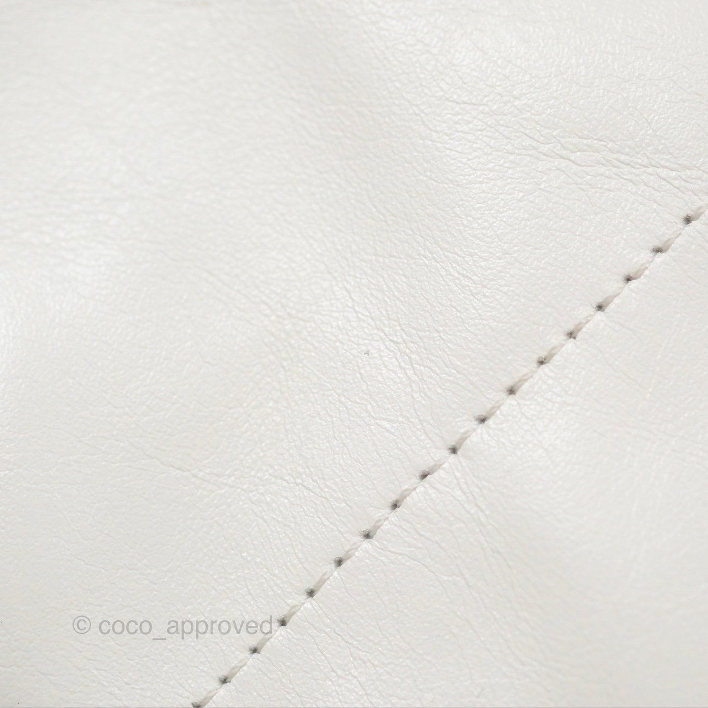 Chanel 22 Medium White Shiny Calfskin Aged Gold Hardware