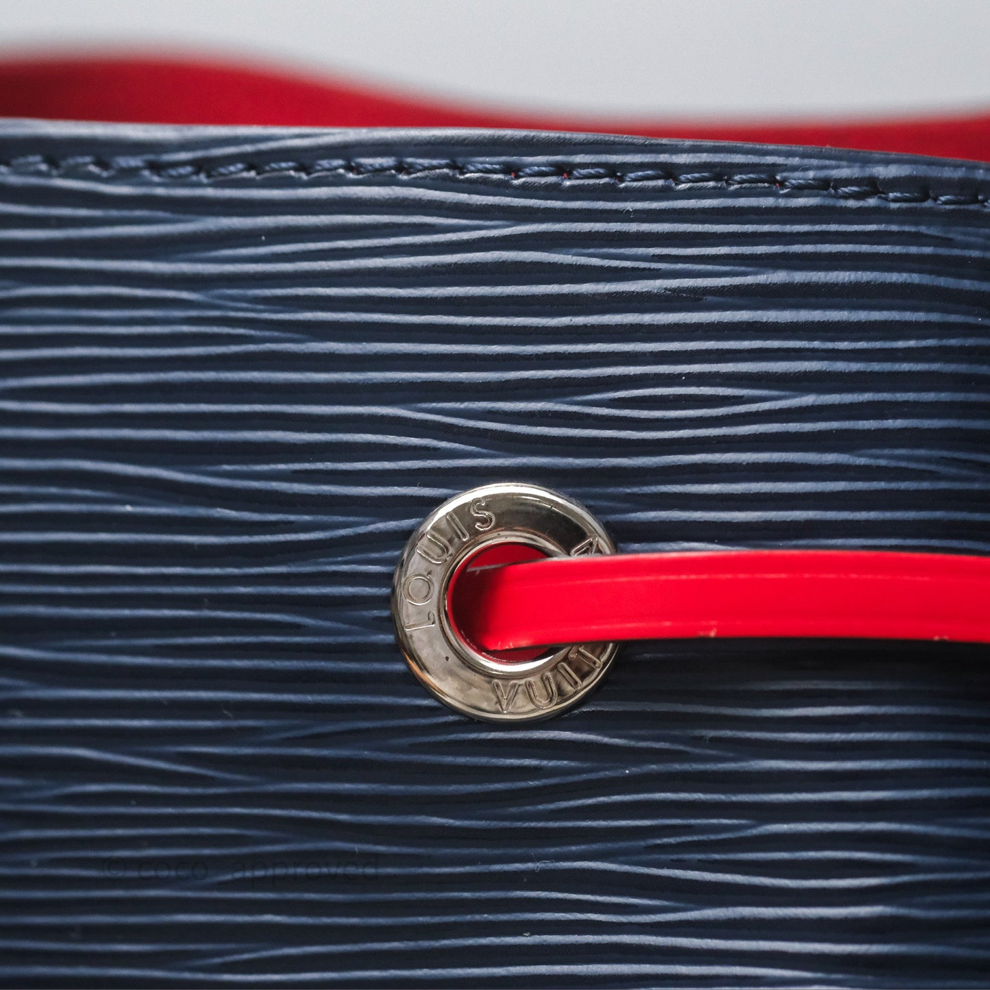 Louis Vuitton Neonoe MM Navy / Red Epi