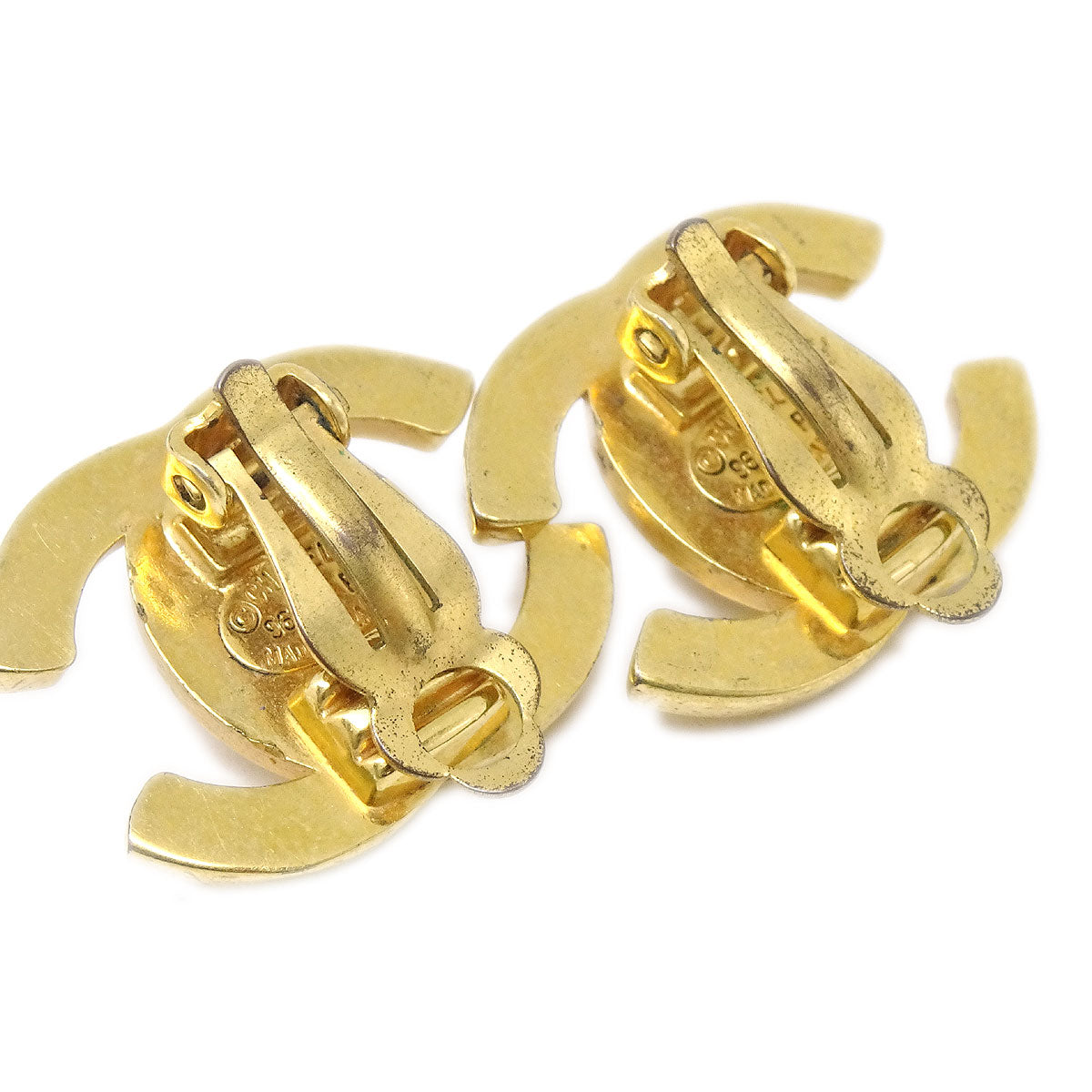 Luxury Chanel 1996 Turnlock Earrings Clip-On Gold 96P