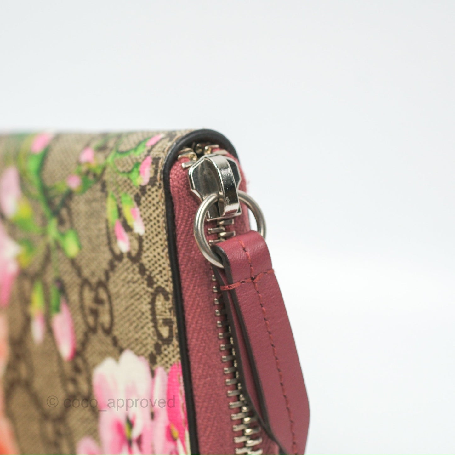 Gucci GG Supreme Blooms Zip Around Card Case Wallet