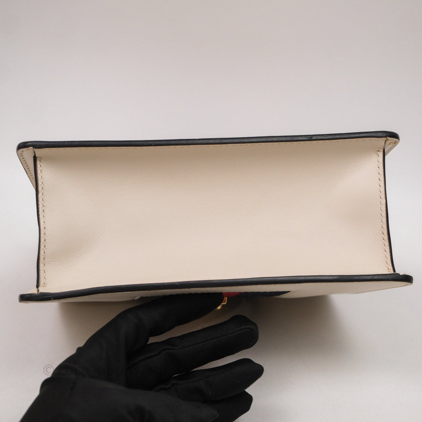Gucci Mini Sylvie Top Handle White Calfskin Shoulder Bag⁣ ⁣⁣⁣⁣⁣⁣⁣⁣⁣⁣⁣⁣⁣⁣⁣⁣With Strap