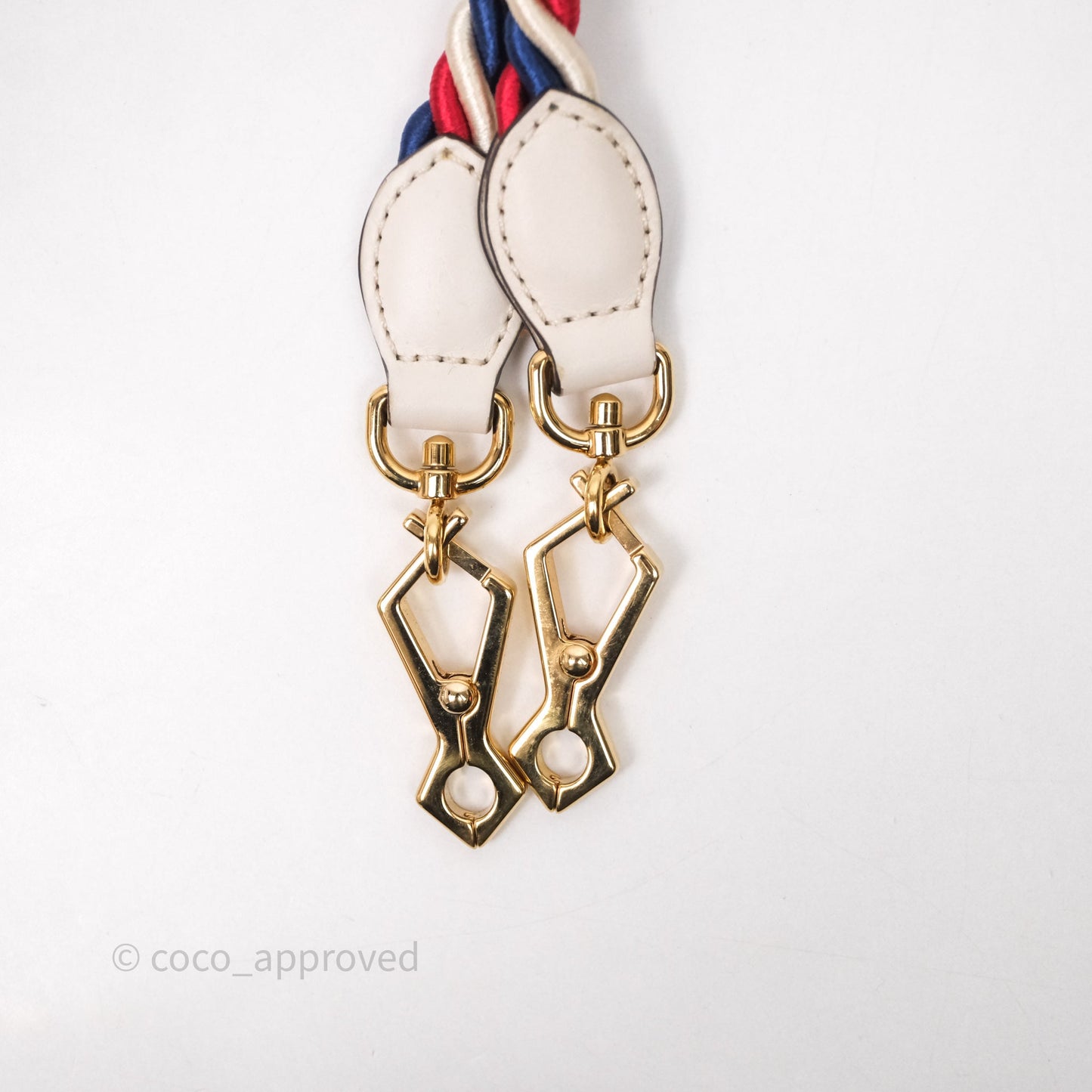 Gucci Mini Sylvie Top Handle White Calfskin Shoulder Bag⁣ ⁣⁣⁣⁣⁣⁣⁣⁣⁣⁣⁣⁣⁣⁣⁣⁣With Strap