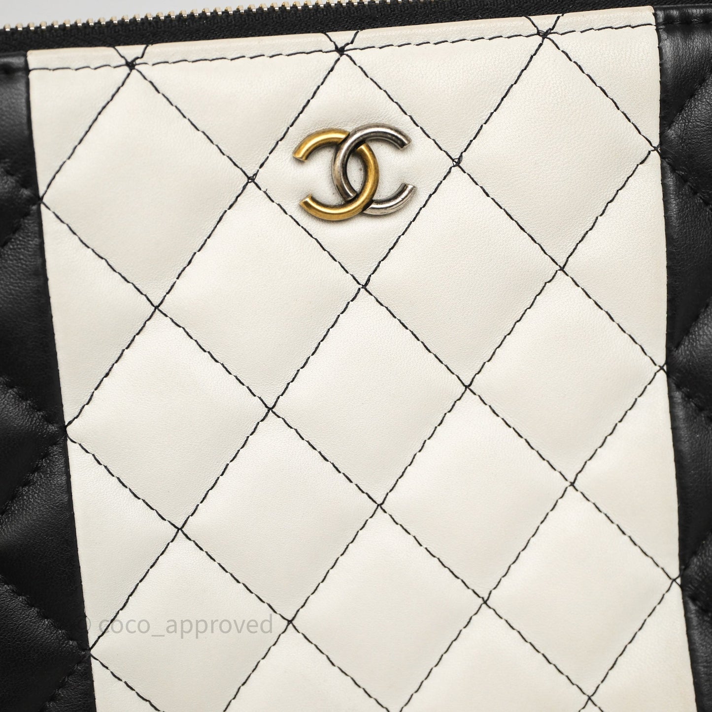 Chanel Classic Zipper O Case Black/ White Gold Hardware