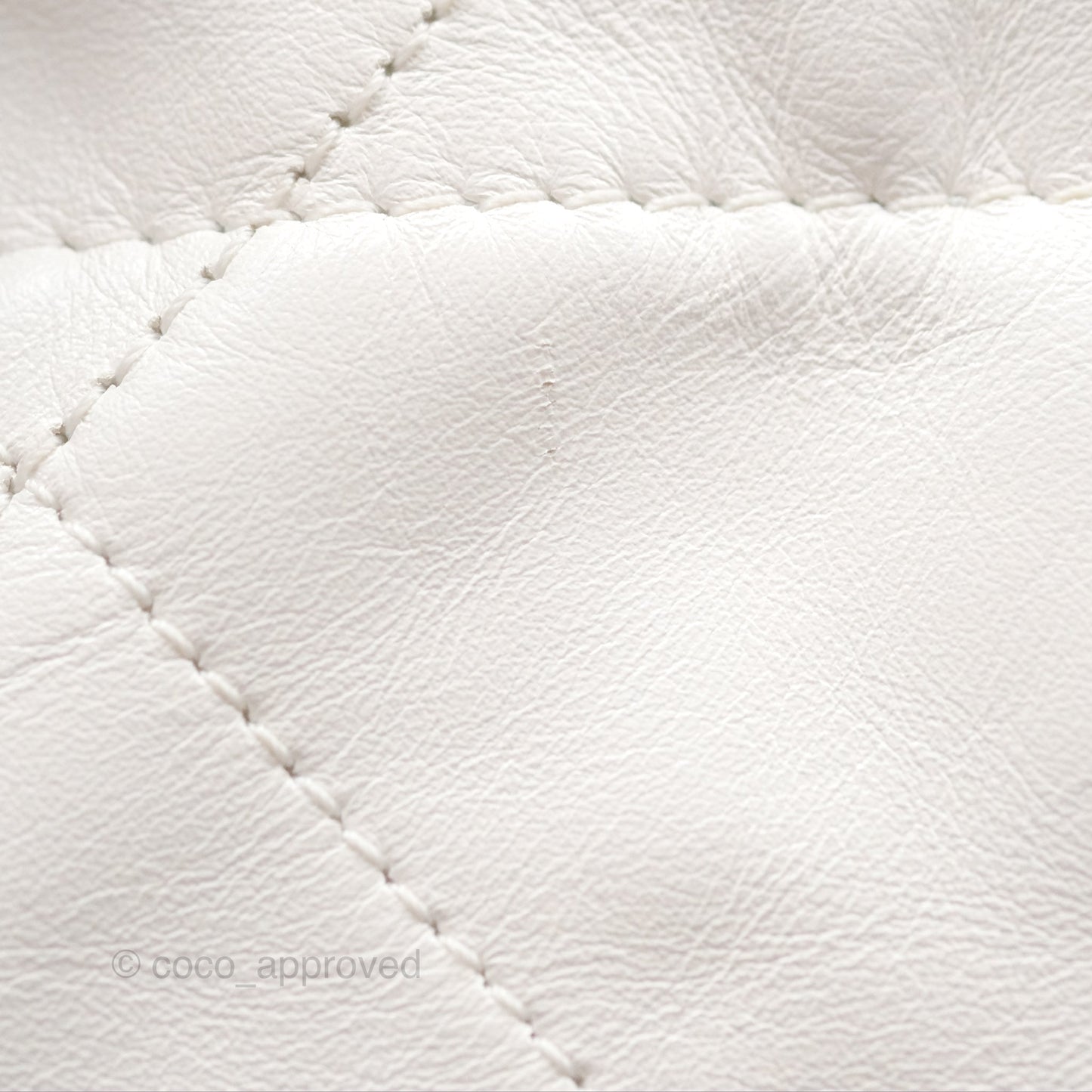 Chanel 22 Medium White Shiny Calfskin Aged Gold Hardware