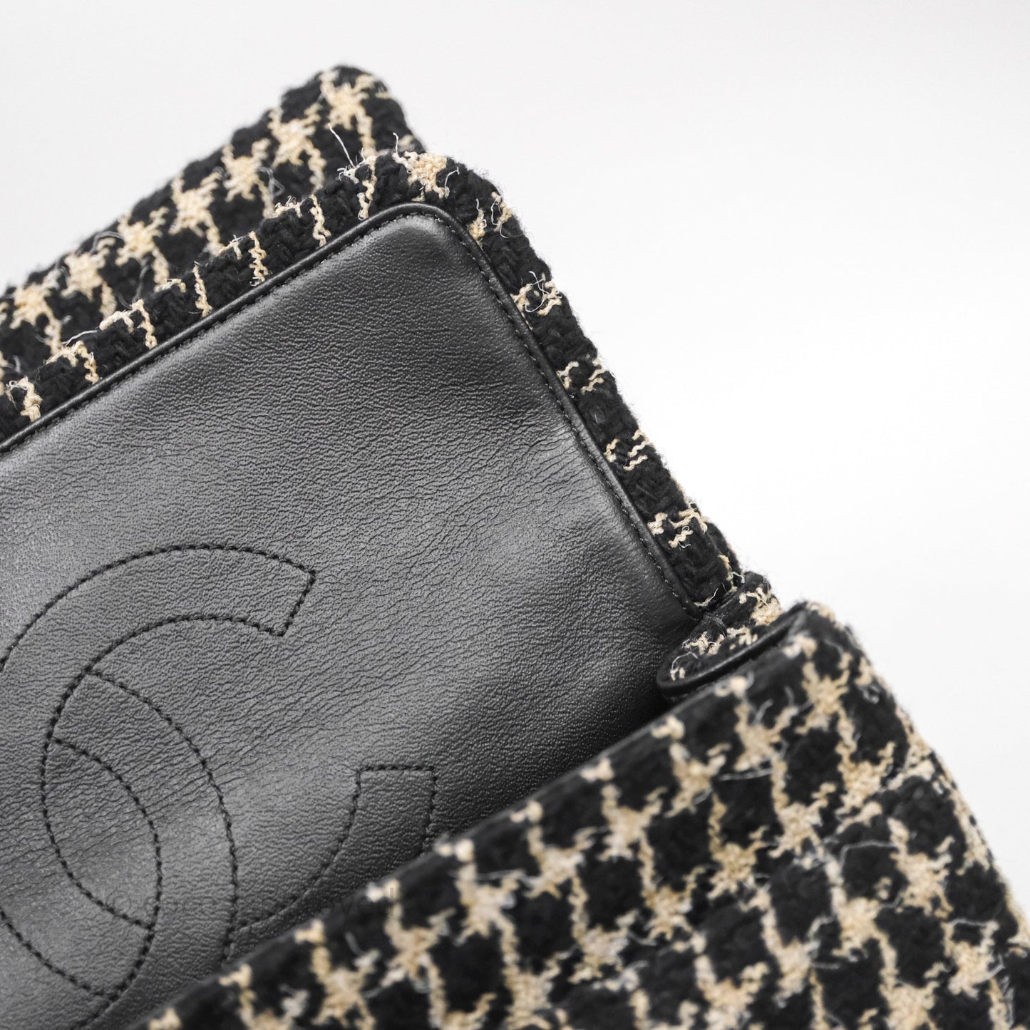 Chanel Reissue 225 Black Beige Houndstooth Tweed Antique Gold Hardware