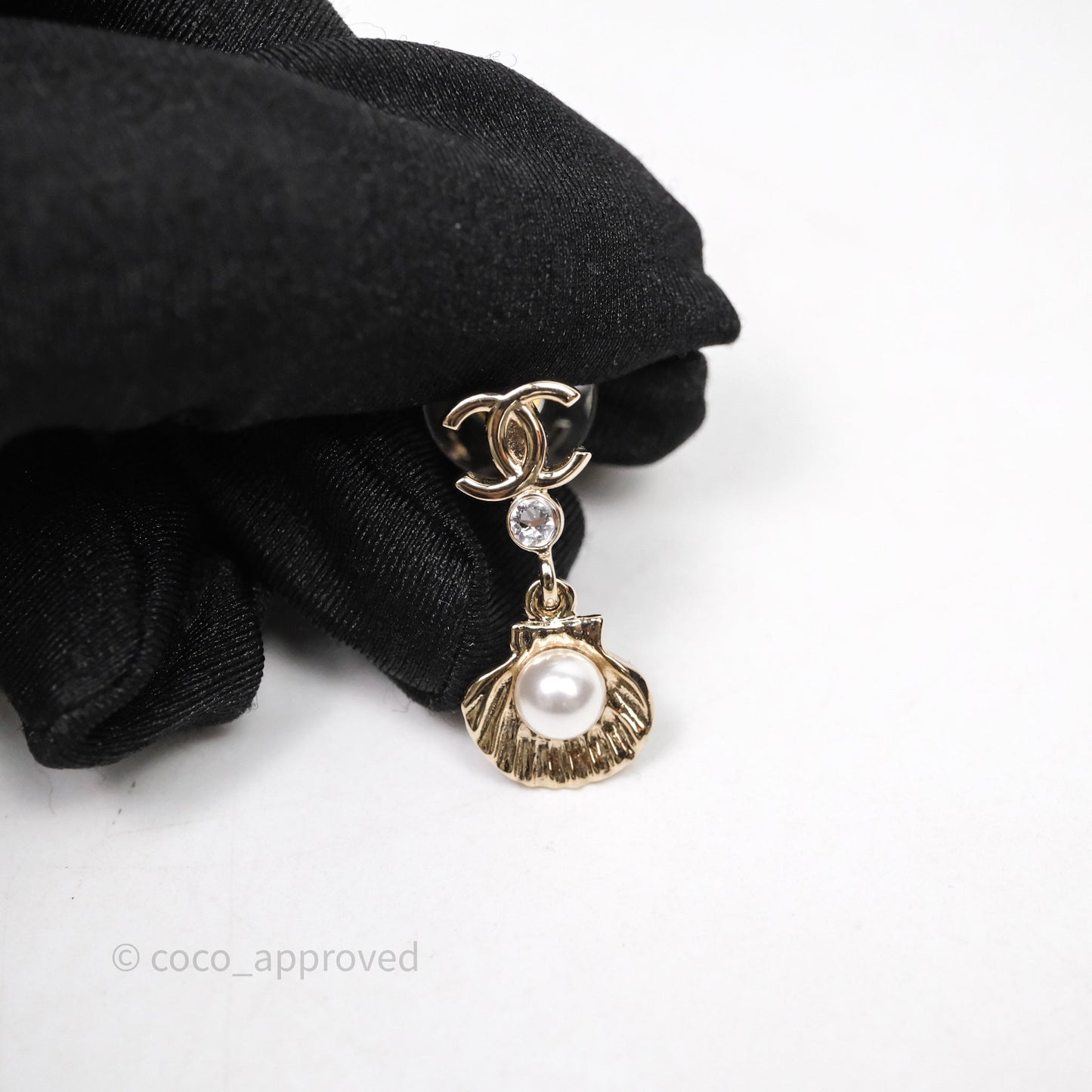 Chanel CC Crystals Shell Fish Drop Earrings Gold Tone 25C