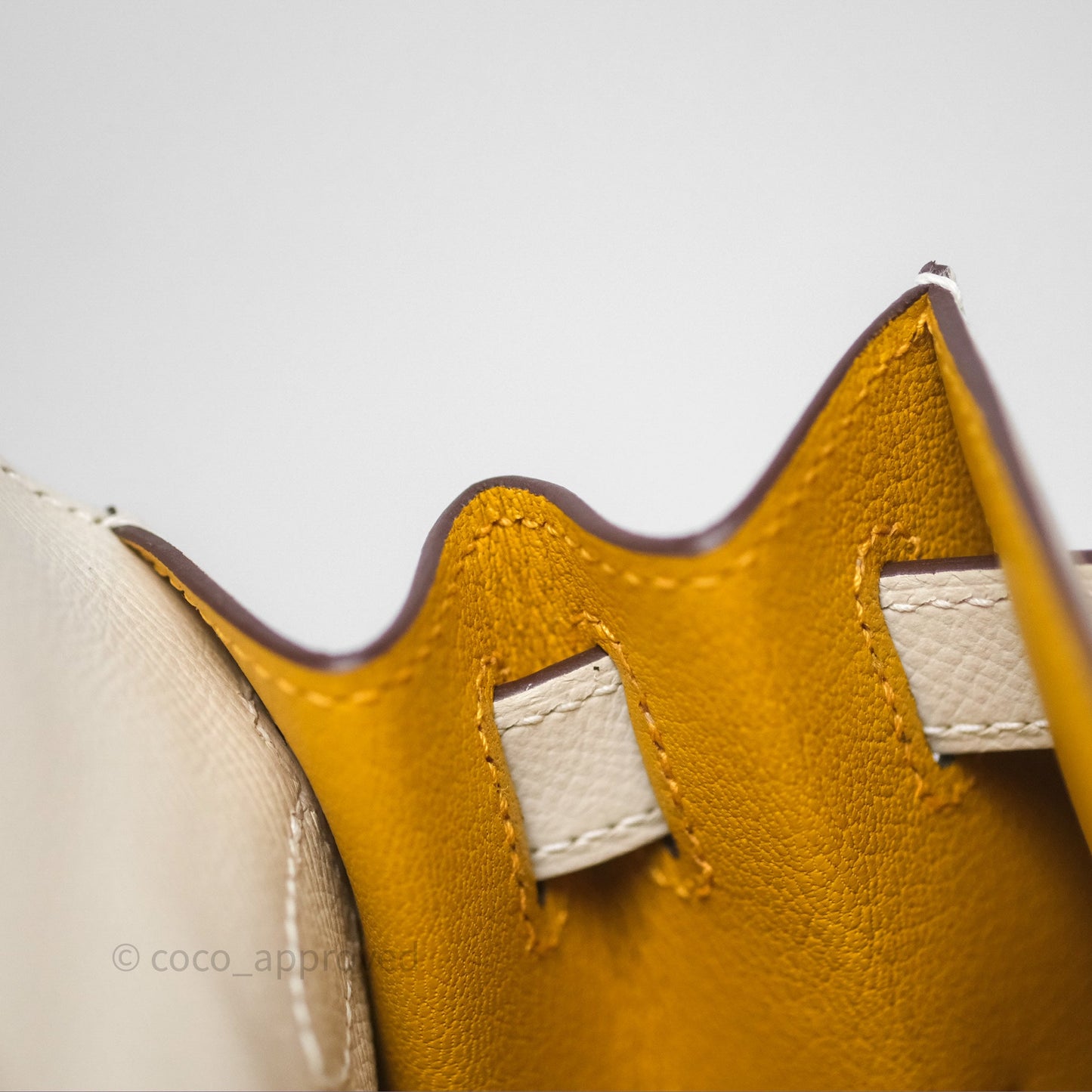 Hermès HSS Sellier Kelly 28 Craie 10 / Amber 9D Epsom Brushed Gold Hardware