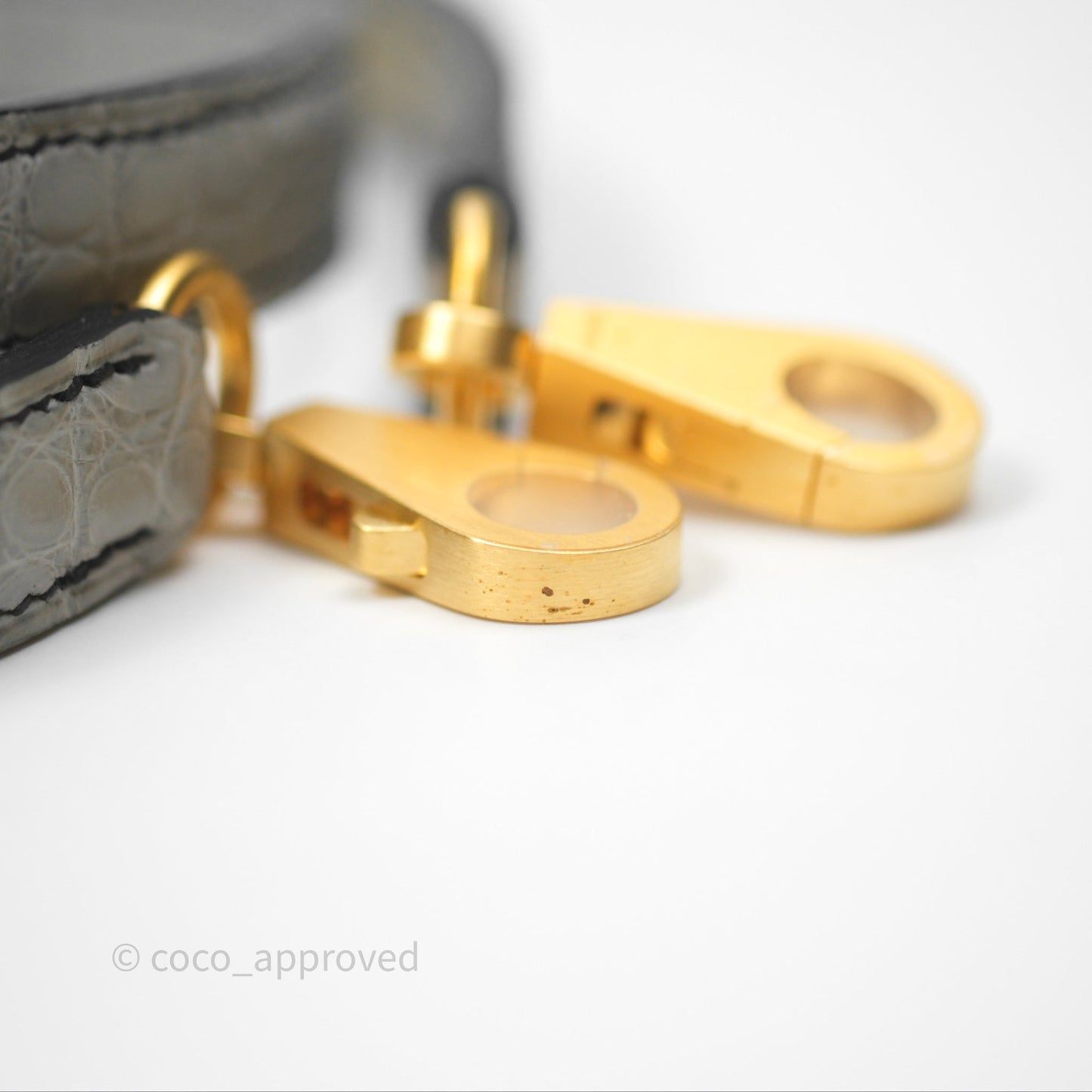 Hermès Retourne Kelly 25 Alligator Perso Noir 89 / Gris Mouette 4Z Brushed Gold Hardware