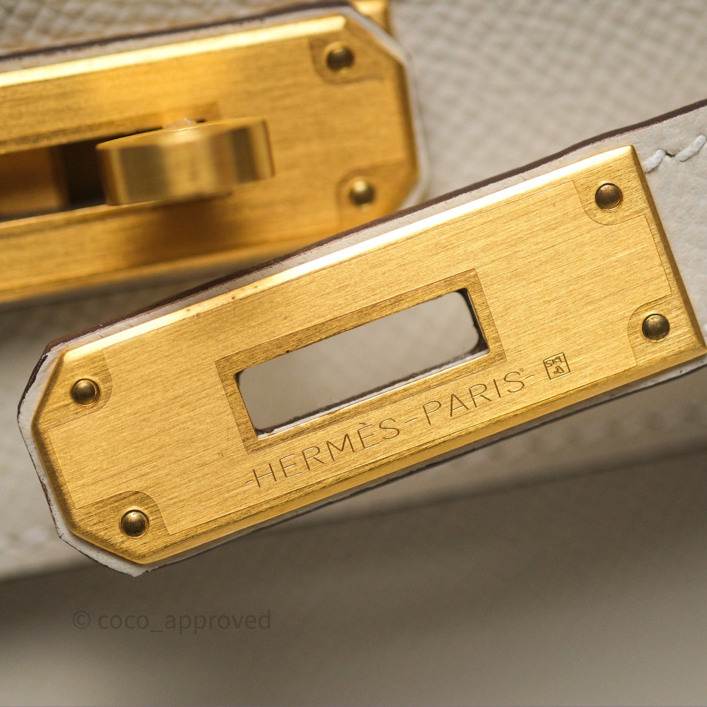 Hermès HSS Sellier Kelly 28 Craie 10 / Amber 9D Epsom Brushed Gold Hardware