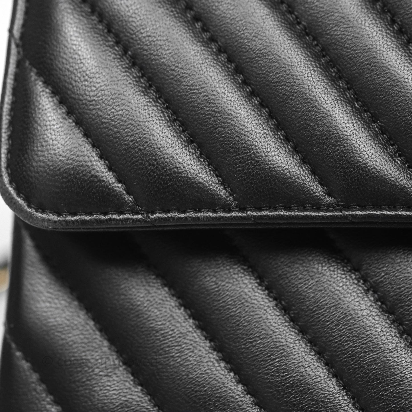 Chanel Classic M/L Medium Flap Chevron Black Lambskin Aged Gold Hardware