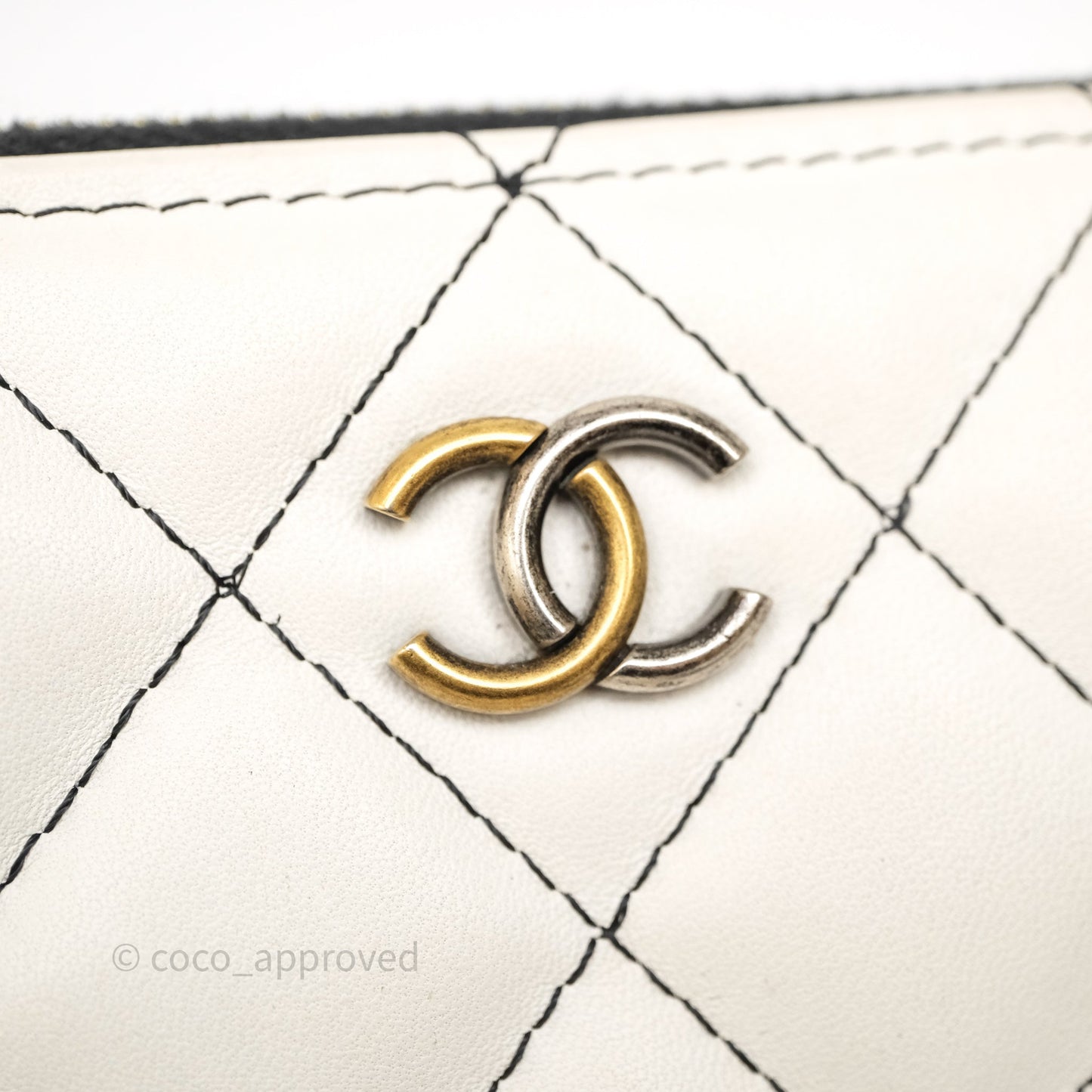 Chanel Classic Zipper O Case Black/ White Gold Hardware