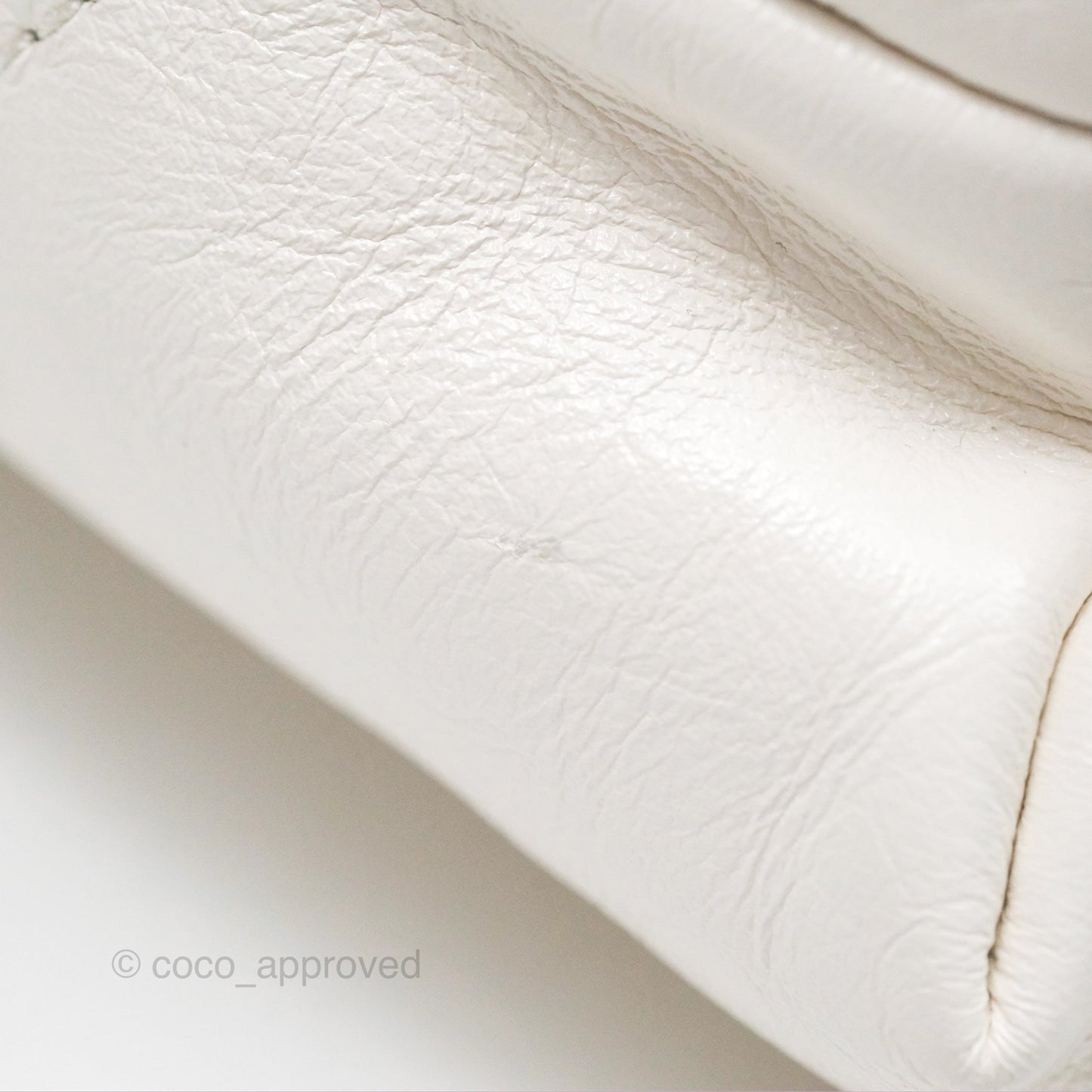 Chanel 22 Medium White Shiny Calfskin Aged Gold Hardware