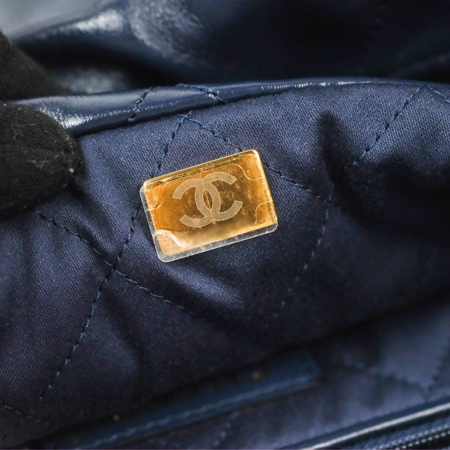 Chanel 22 Medium Navy Shiny Calfskin Aged Gold Hardware