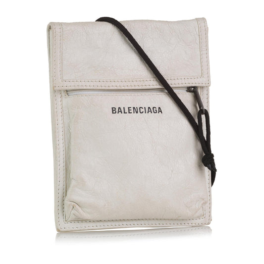 Luxury Balenciaga Explorer Pouch Leather Crossbody (SHG-DKXPVu)