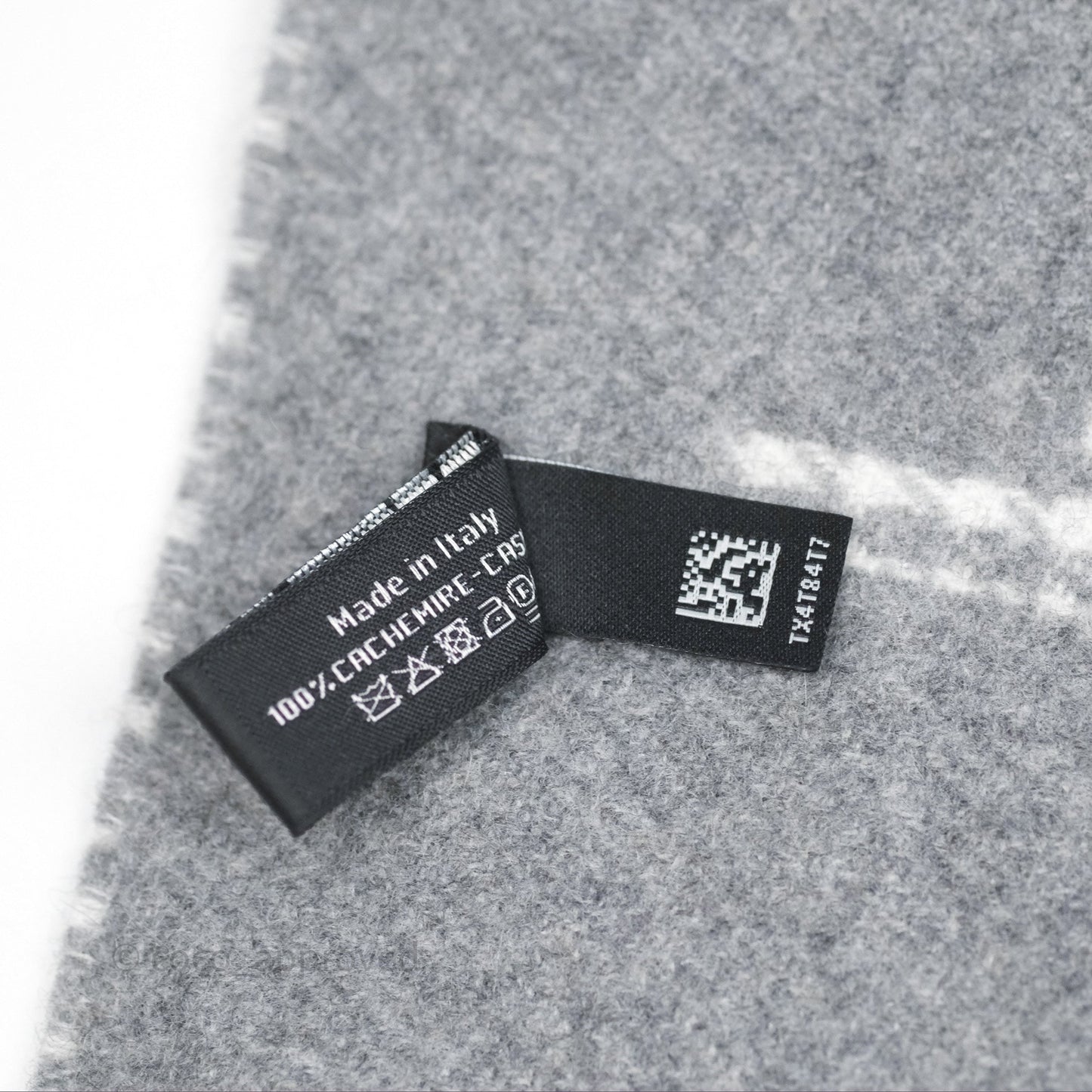 Chanel CC Reversible Cashmere Scarf Grey/ White 23B