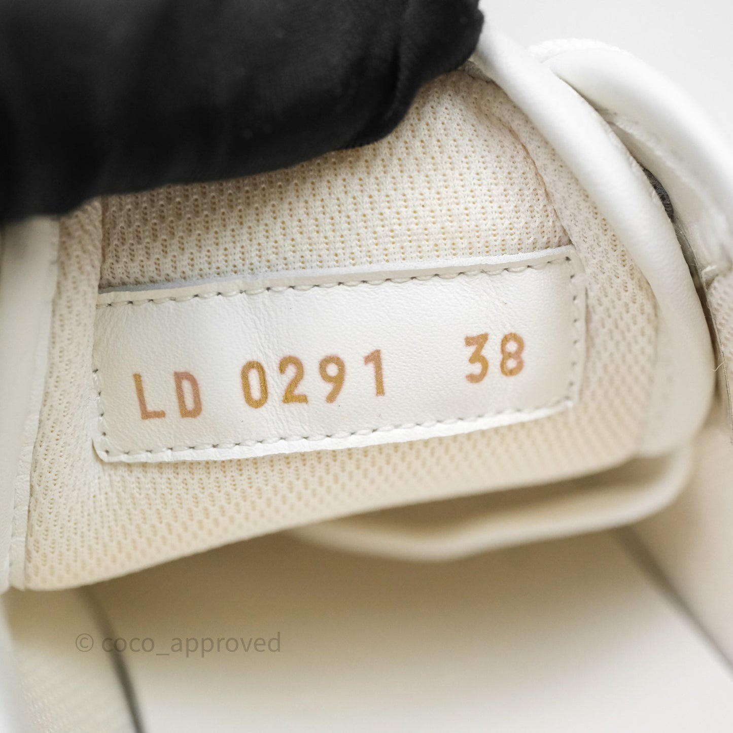 Louis Vuitton Logo Blanc Sneakers Size 38