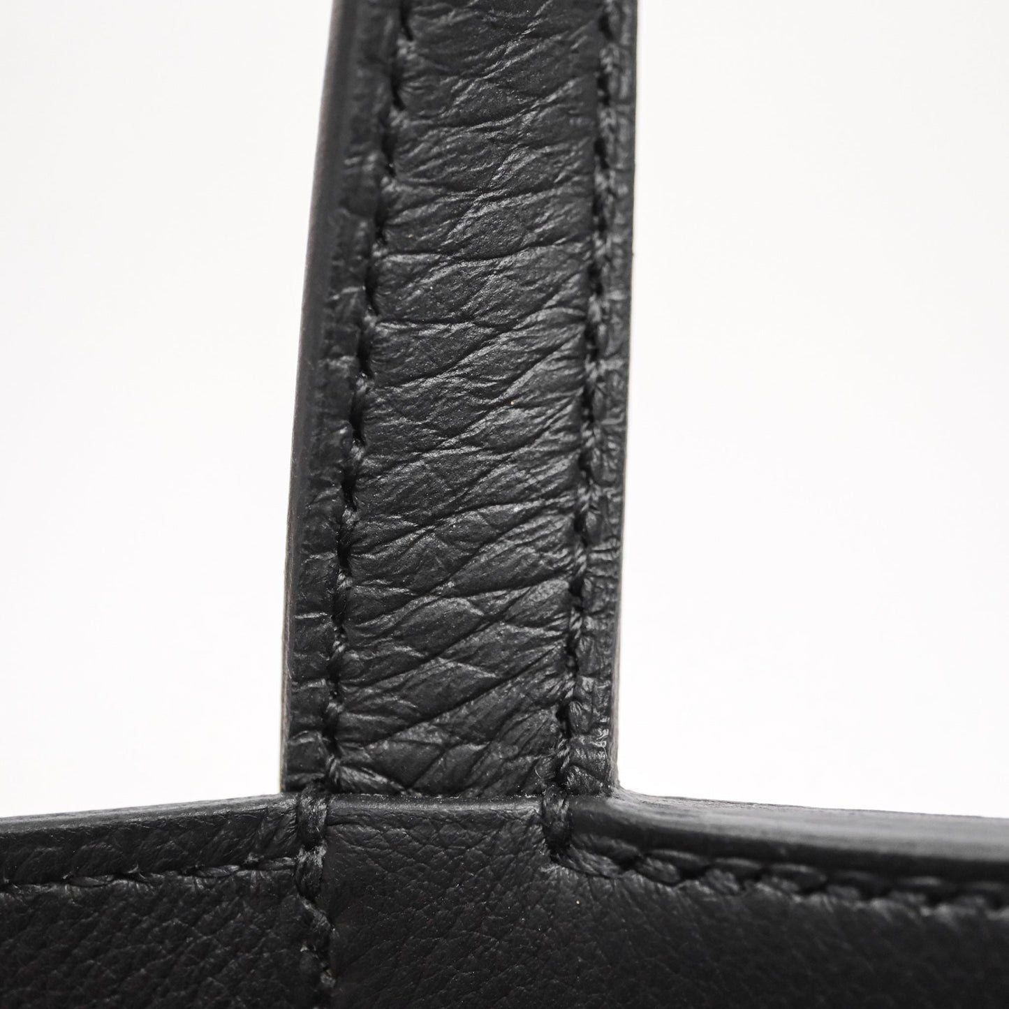 Hermès Halzan 25 Taurillon Clemence 89 Noir Gold Hardware