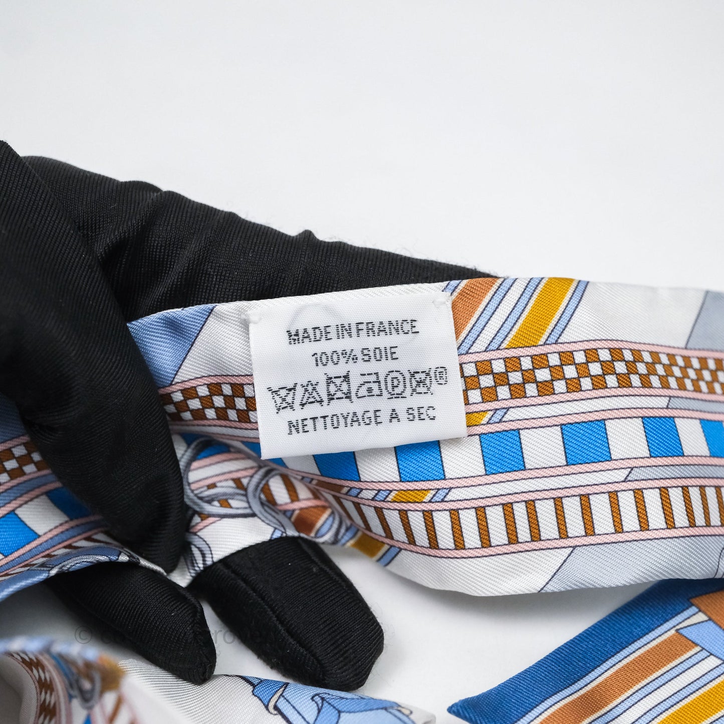Hermès Brides et Gris-Gris Silk Twilly