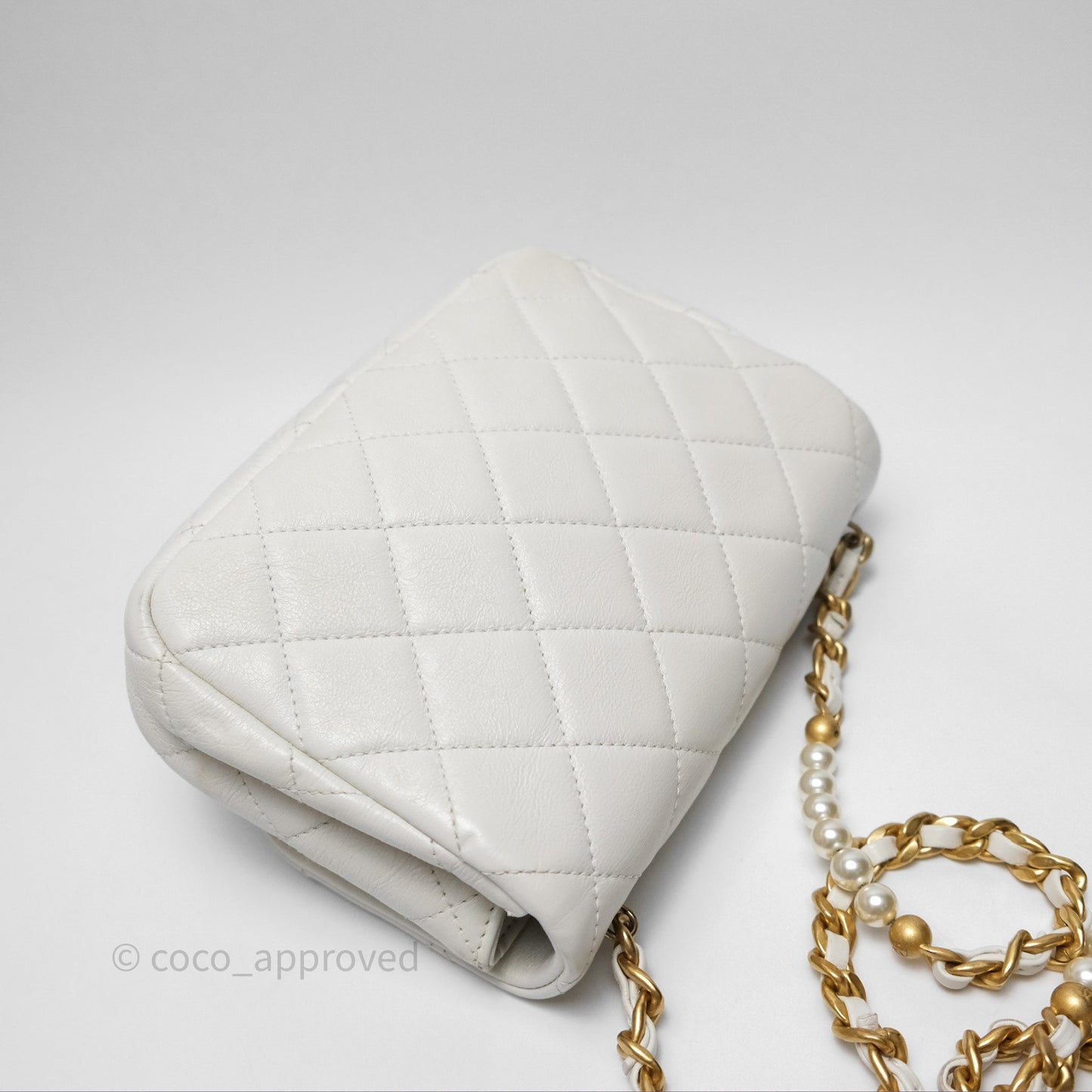 Chanel Quilted Pearl Flap Bag White Shiny Crumpled Calfskin Aged Gold Hardware 22C