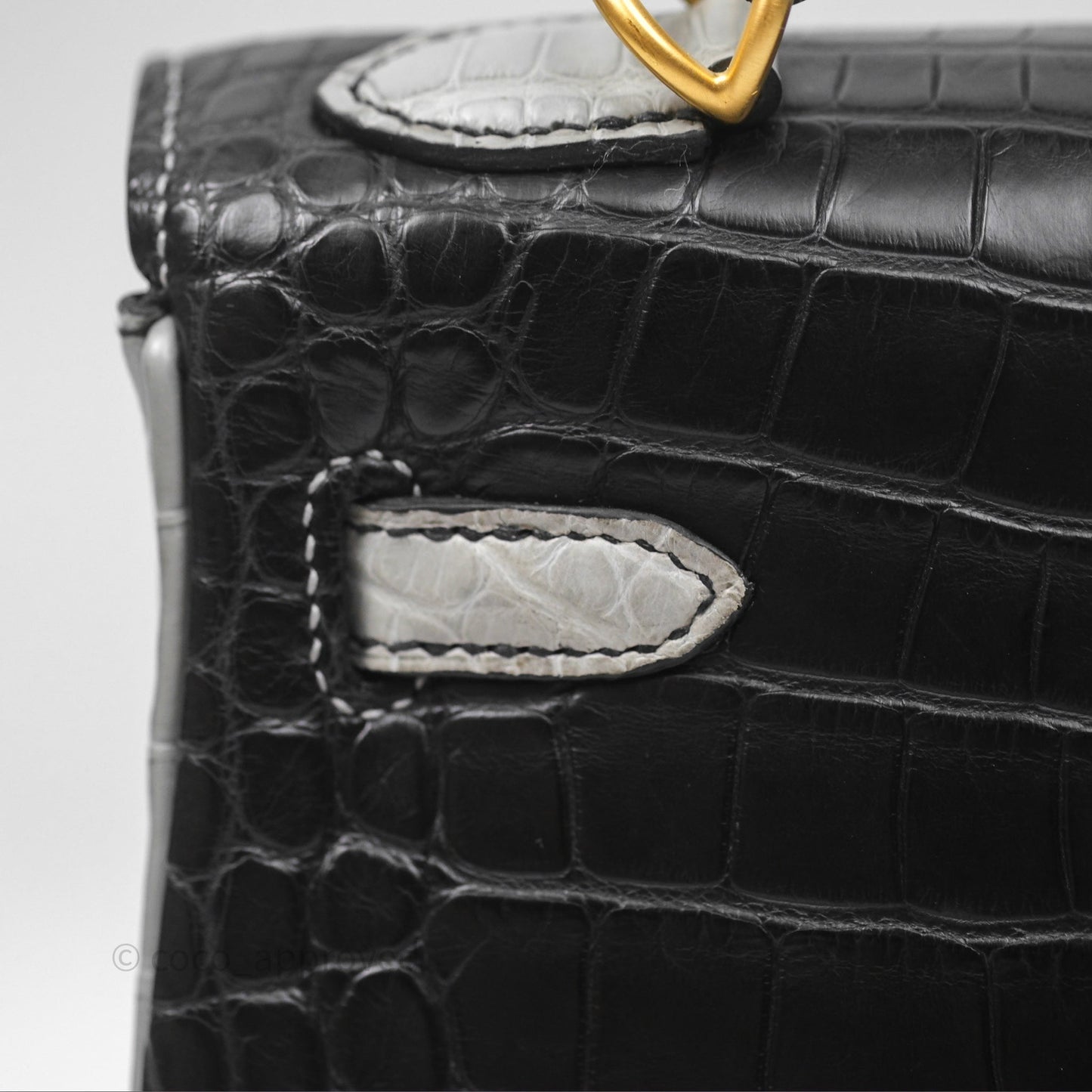 Hermès Retourne Kelly 25 Alligator Perso Noir 89 / Gris Mouette 4Z Brushed Gold Hardware