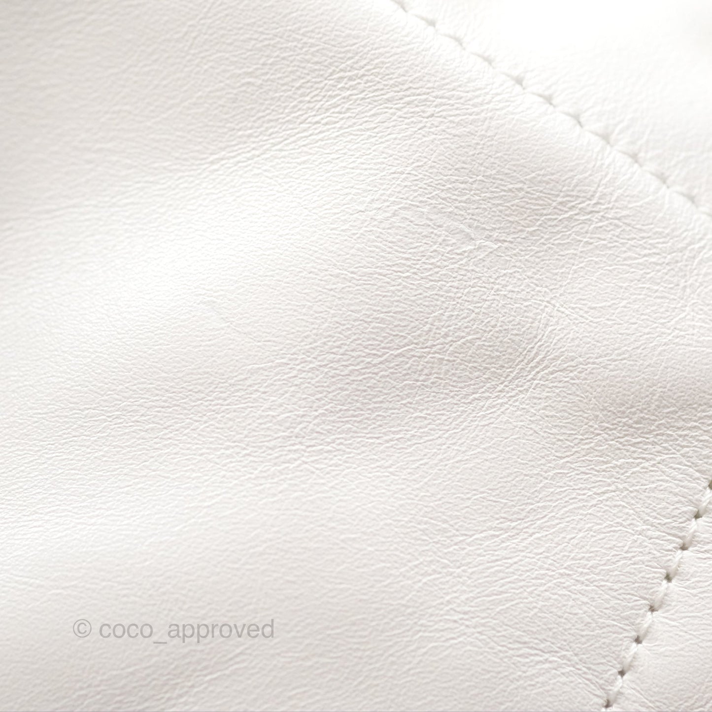 Chanel 22 Medium White Shiny Calfskin Aged Gold Hardware