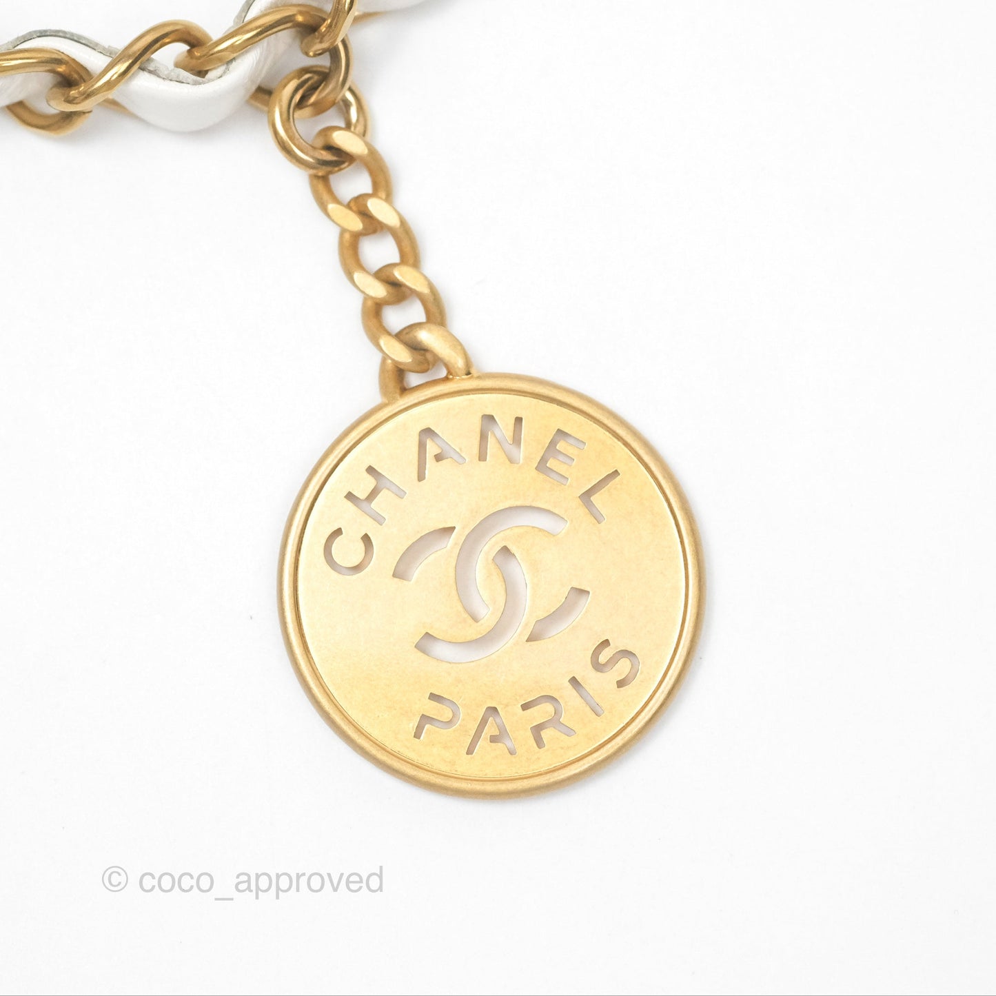 Chanel 22 Medium White Shiny Calfskin Aged Gold Hardware