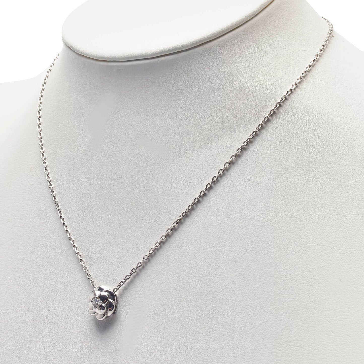 Chanel 18K White Gold Diamond Camellia Necklace Camellia Necklace (SHG-eamwS2)