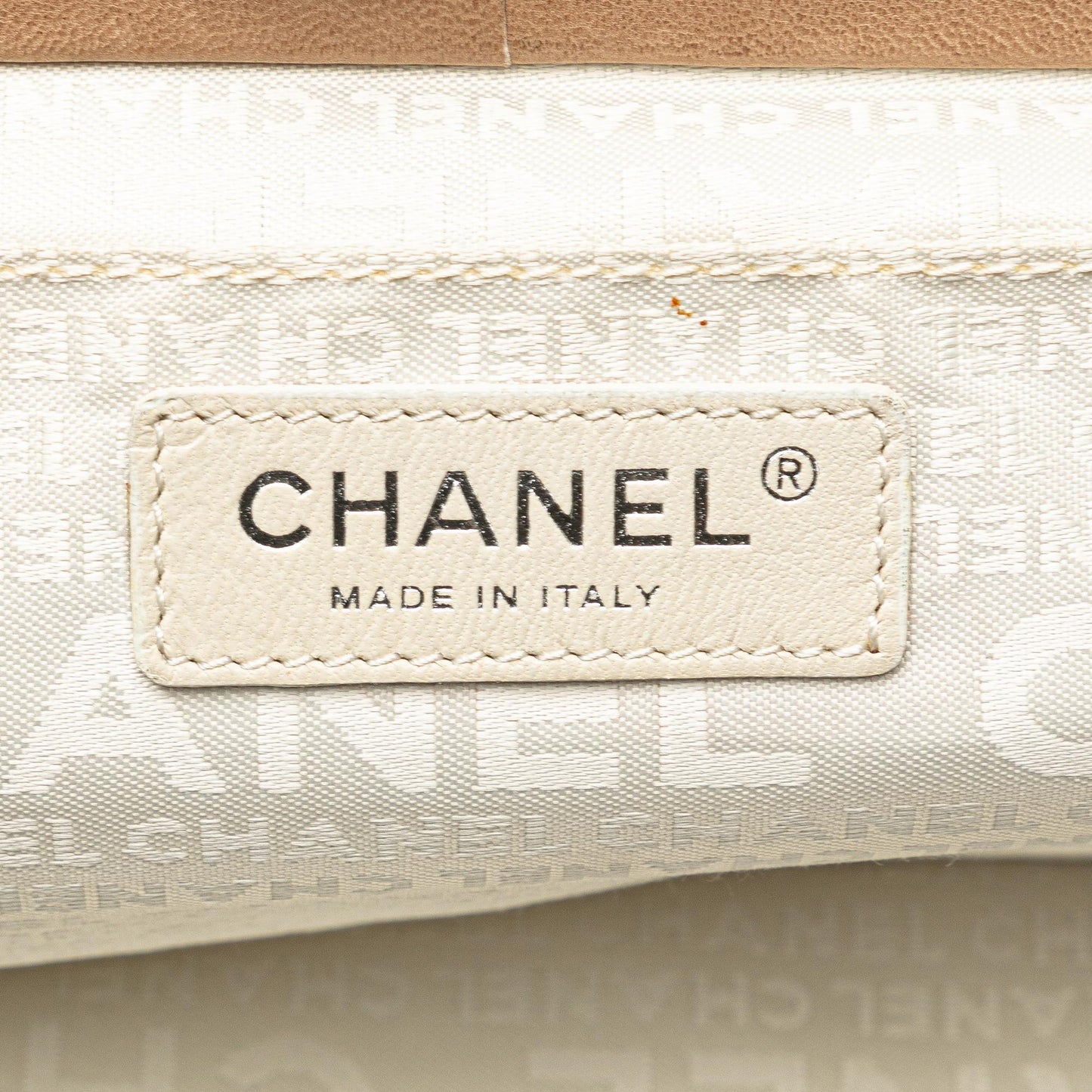 Chanel CC Lambskin Kisslock Frame Shoulder Bag (SHG-Yw4UL7)