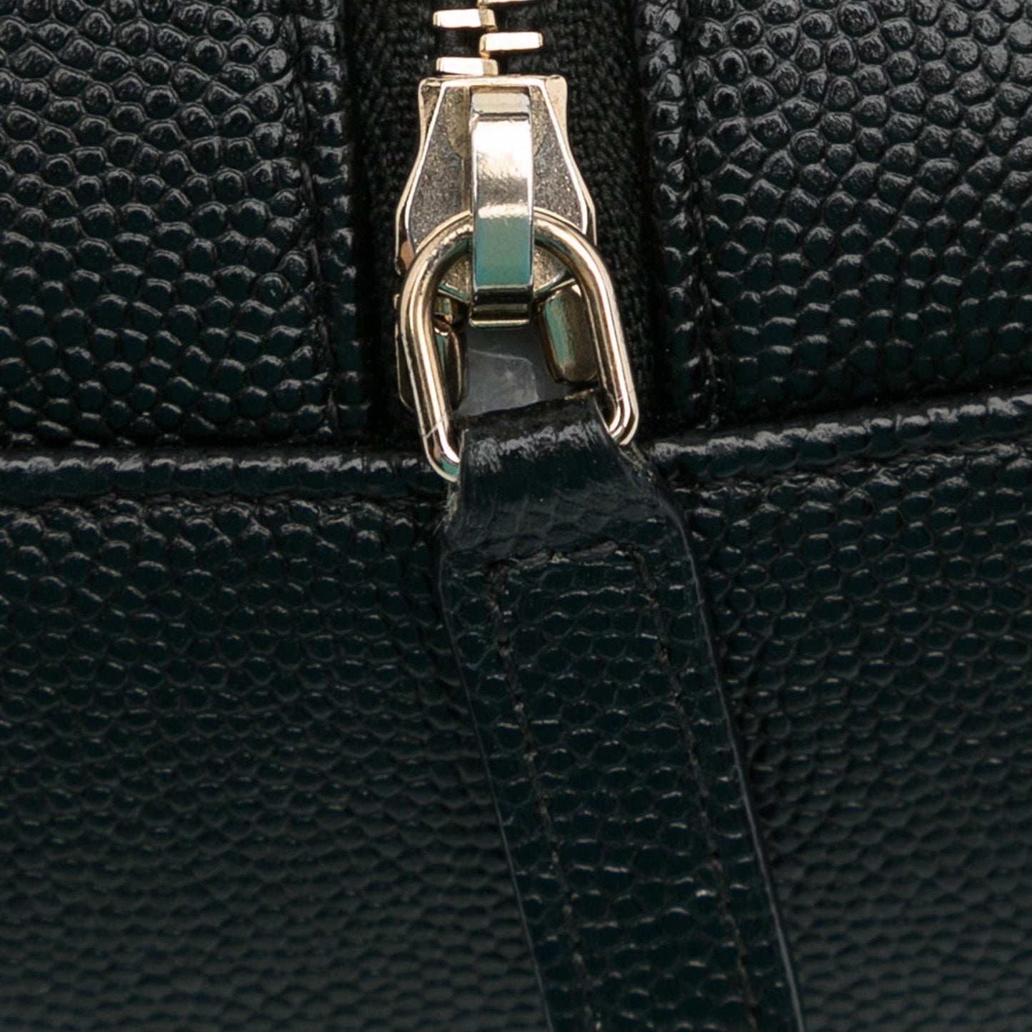 Chanel CC Quilted Caviar Round Clutch With Chain (SHG-QNFerj)