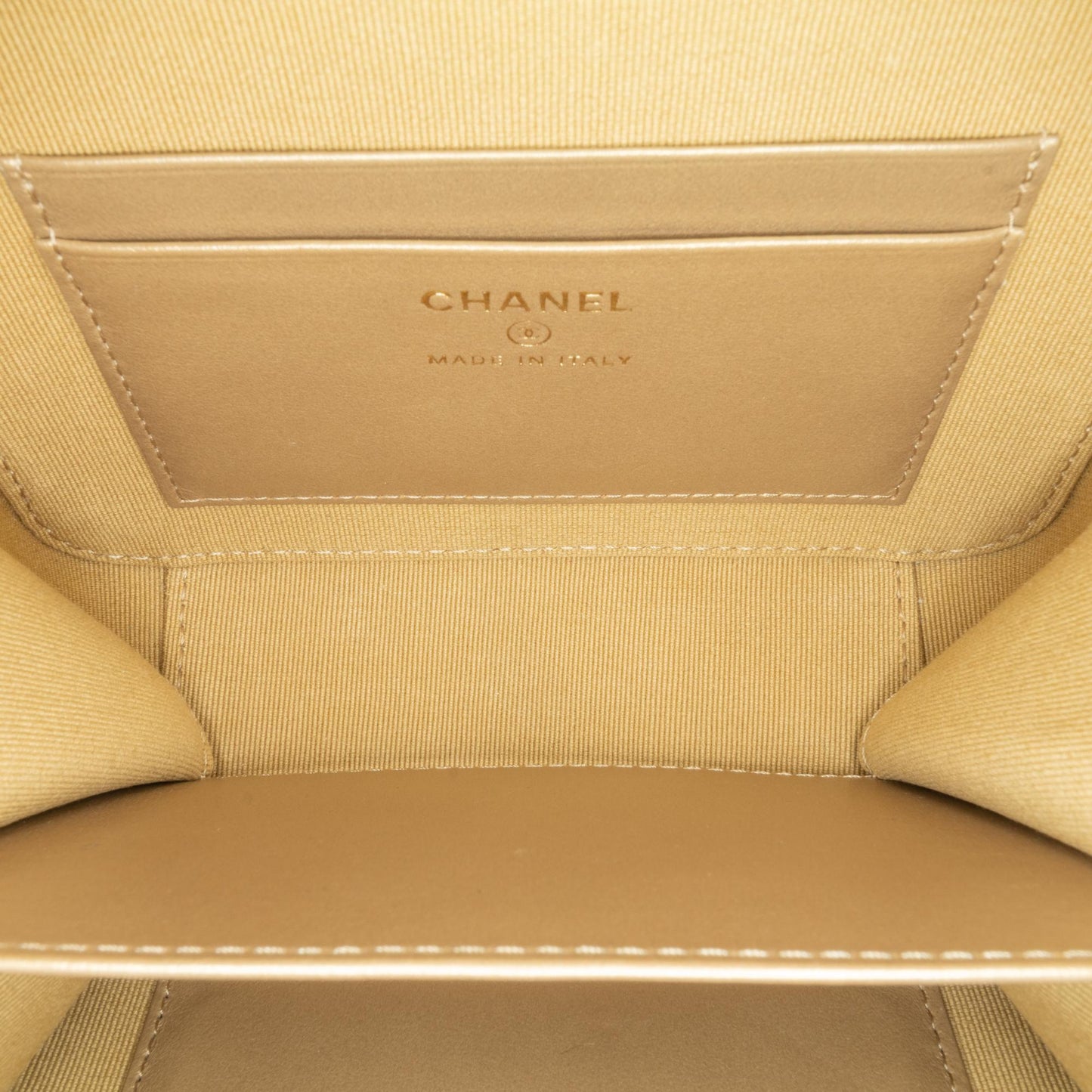 Chanel CC Quilted Lambskin Pearl Crush Camera Bag (SHG-5B4yyg)