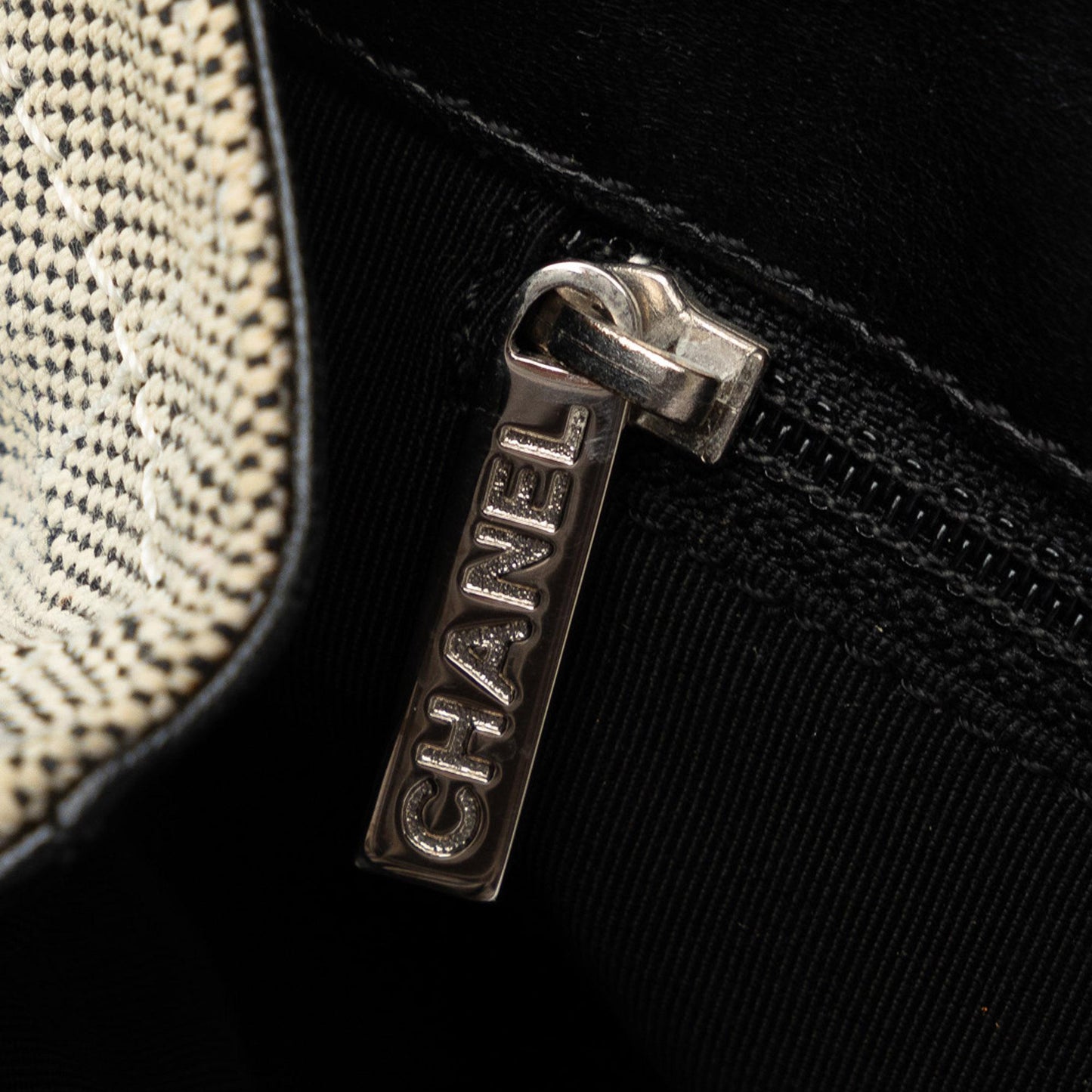 Chanel Camellia Cc No. 5 Baguette (SHG-5NQaai)