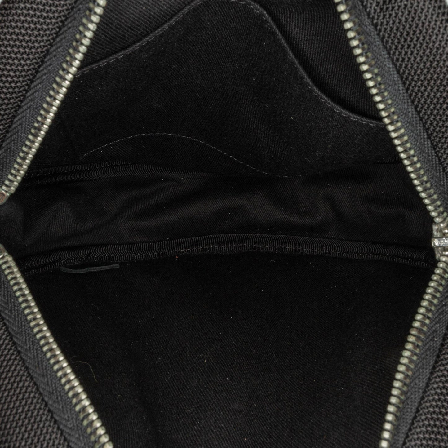 Chanel Canvas And Rubber Airlines Round Crossbody (SHG-JtvBer)