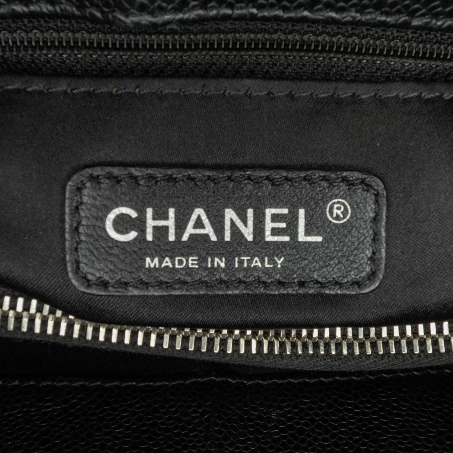 Chanel Caviar Grand Shopping Tote (SHG-UJa5nr)