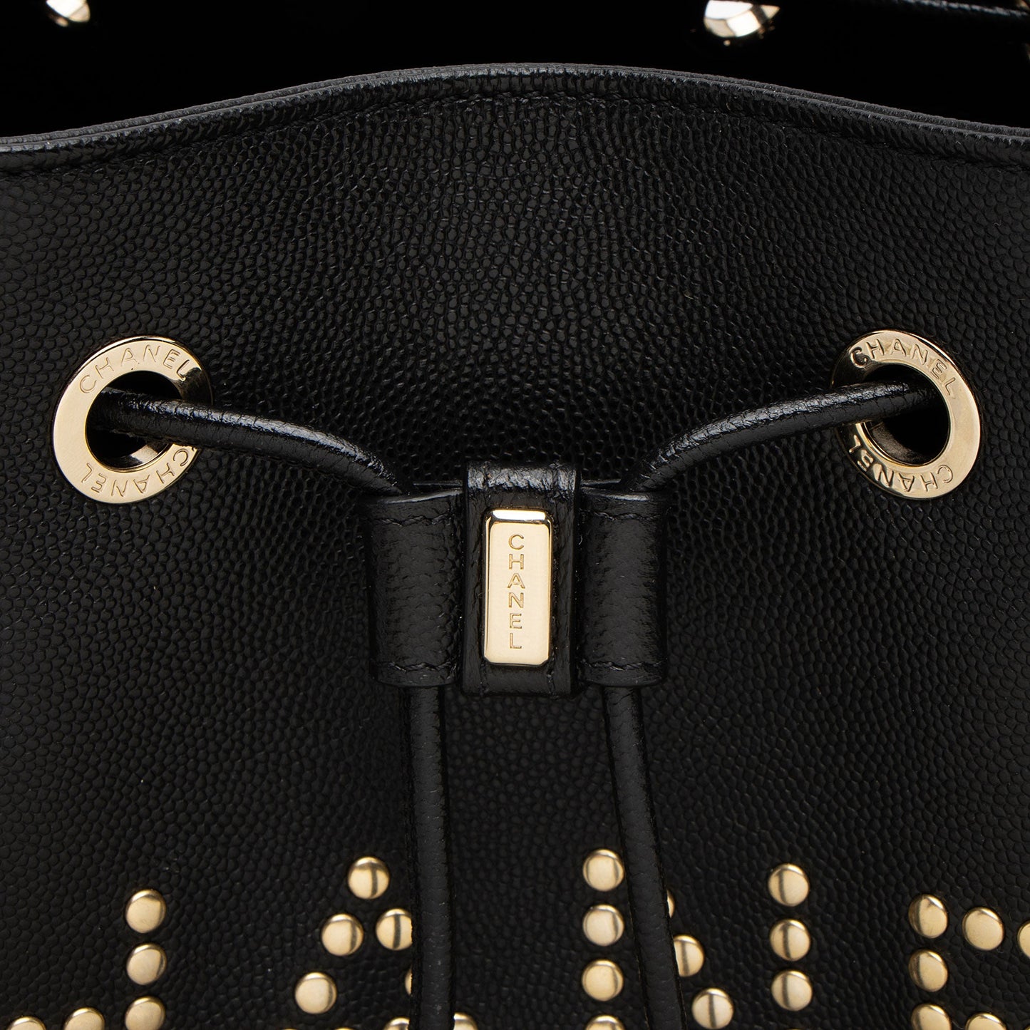 Chanel Caviar Leather Studded CC Deauville Bucket Bag (SHF-LVIad7)