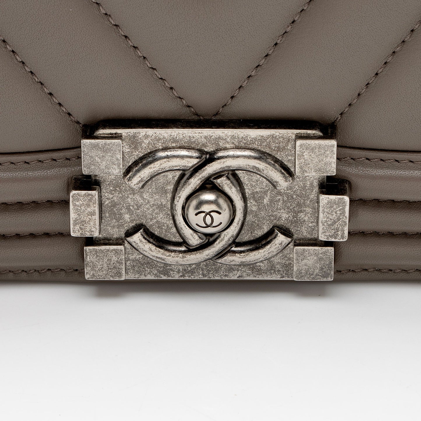 Chanel Chevron Lambskin Old Medium Boy Bag (SHF-fEUBkq)