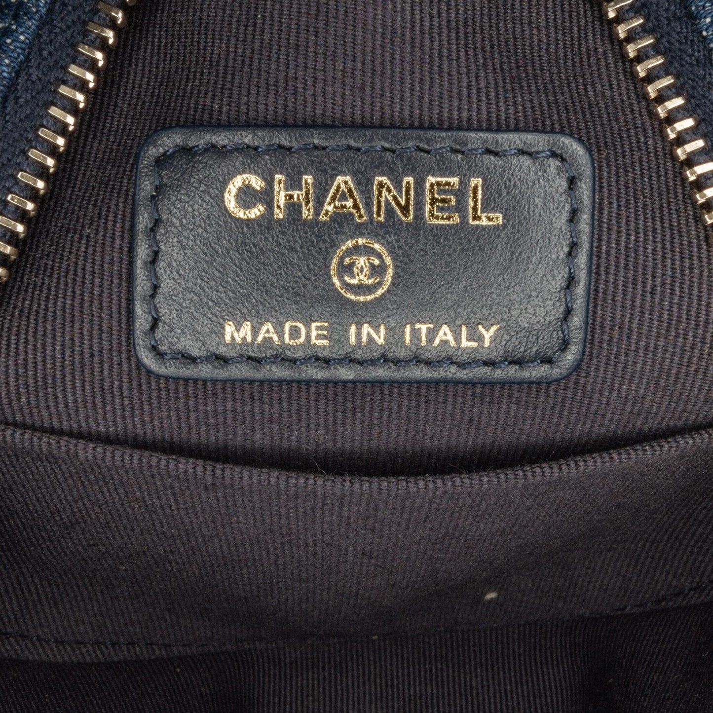 Chanel Denim 19 Round Clutch with Chain (SHG-fQ2FVc)