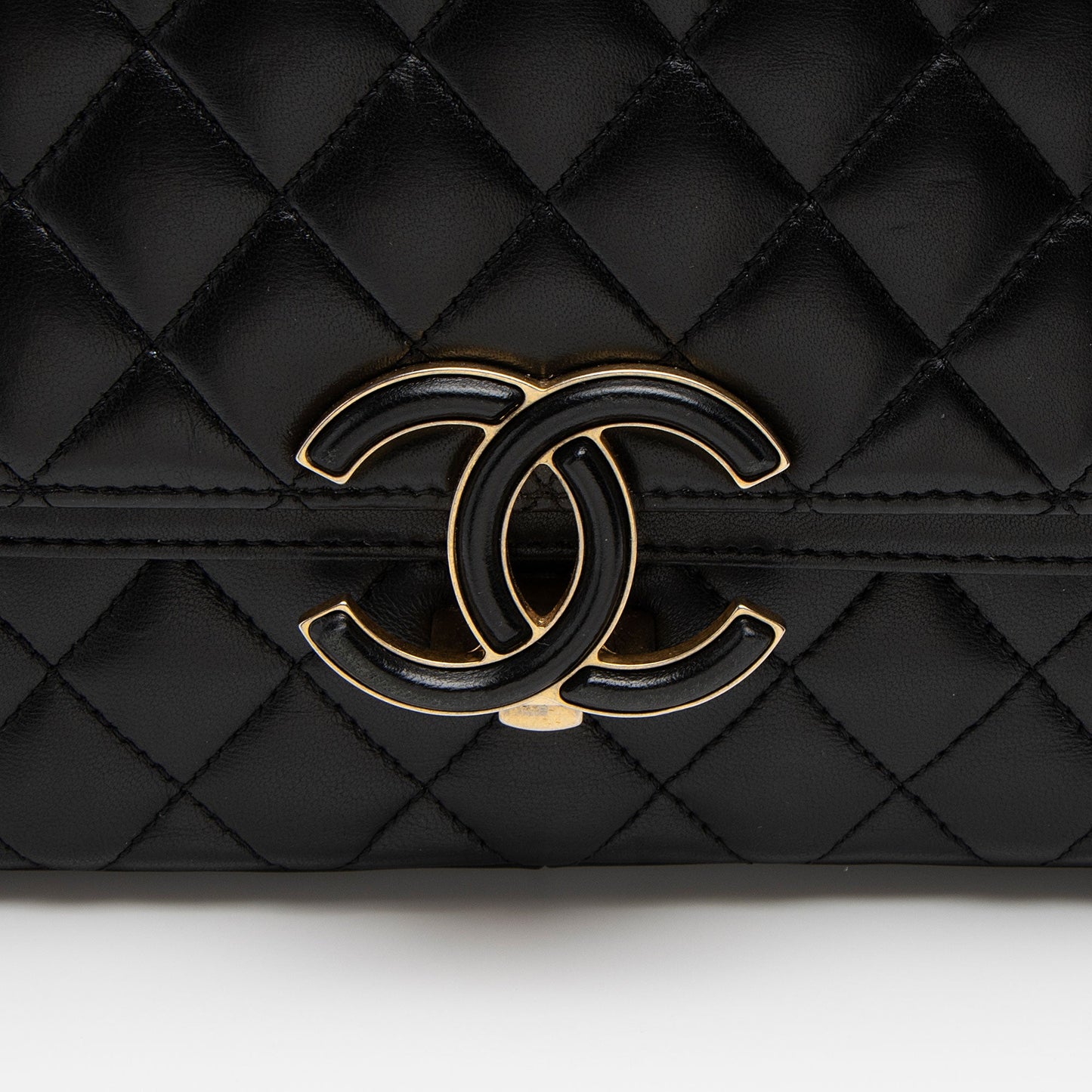 Chanel Lambskin CC Chic Medium Flap Bag (SHF-JgVtpv)